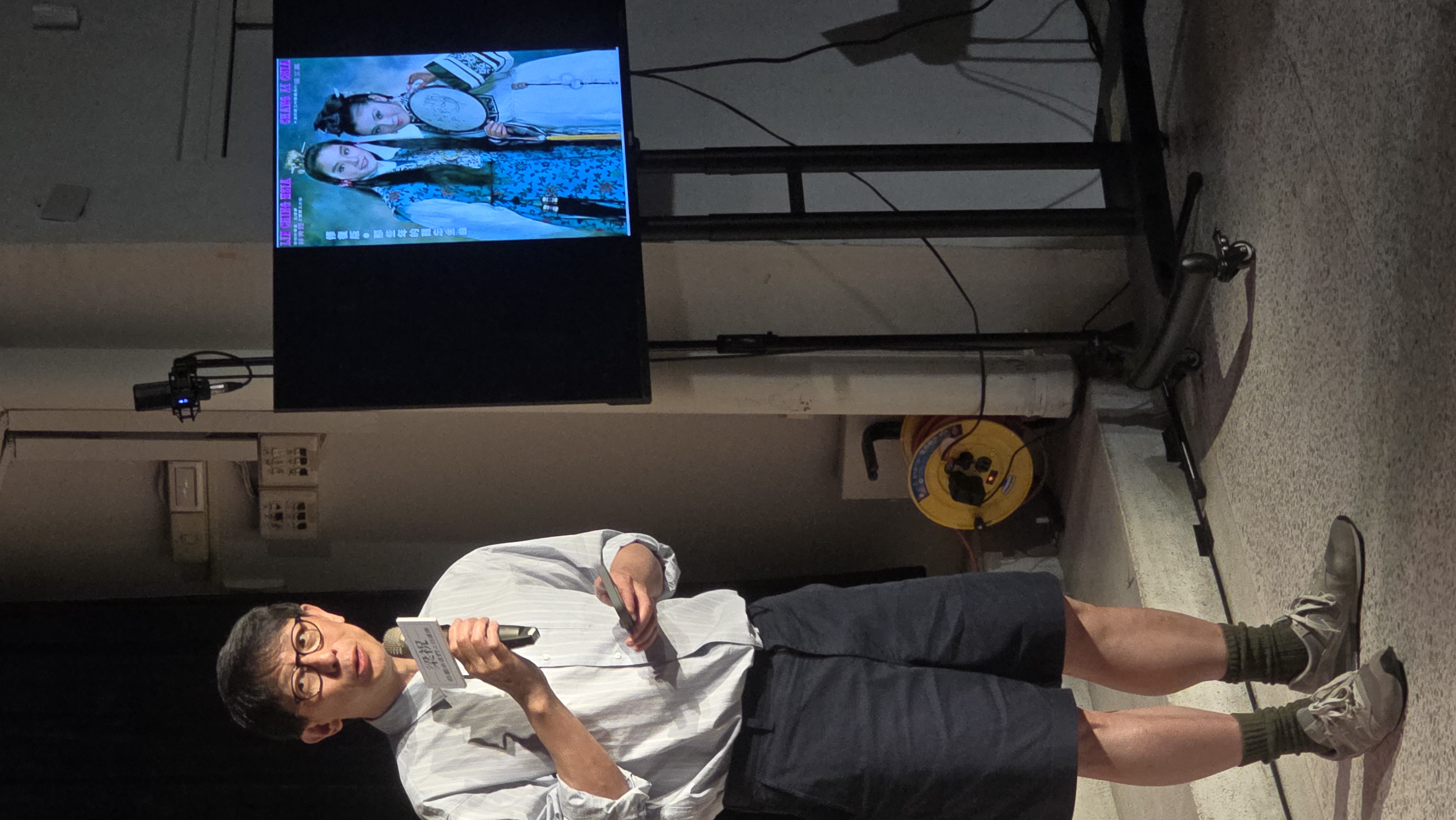 舞台劇導演林奕華在記者會秀出張艾嘉歷年作品，讓張艾嘉又驚又羞。