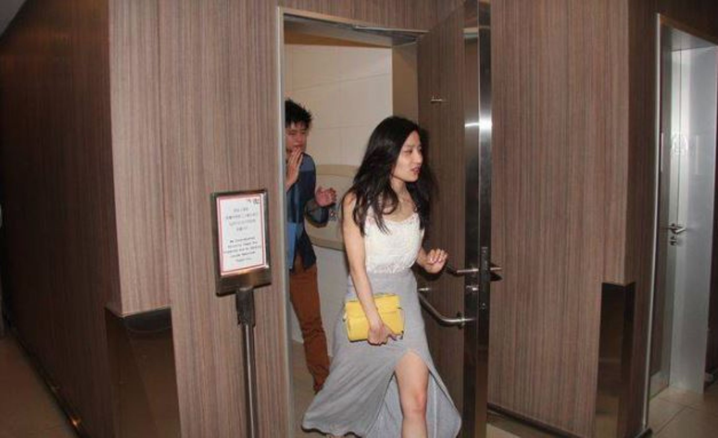 「港版瑤瑤」林芊妤，2014年爆出與富二代林知譽在商場身障廁所「密會」30分鐘的風波，對話與聲響全被錄下。（翻攝自東周網）