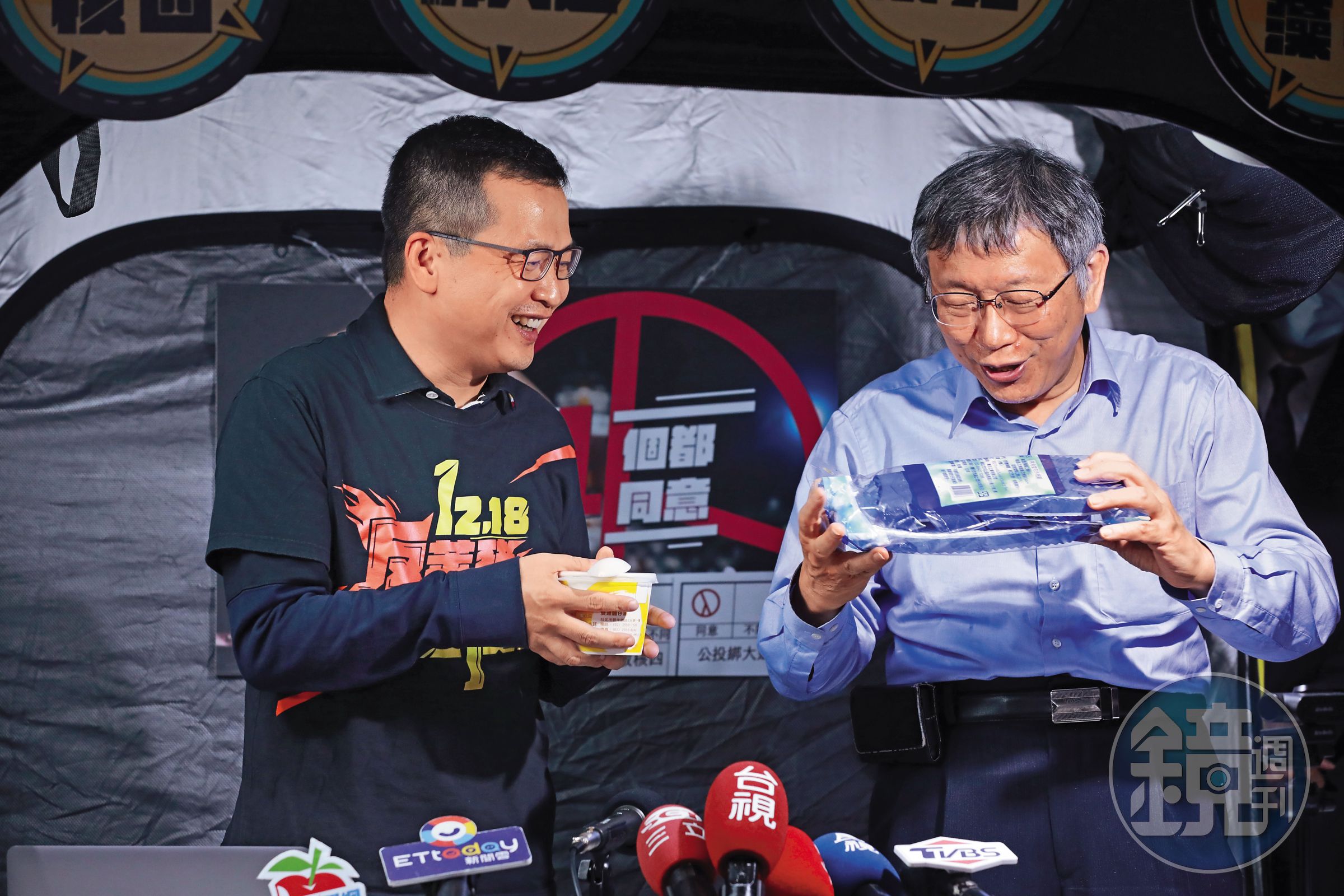 羅智強（左）曝與柯文哲（右）有私交，有把握能推動藍白合，下架民進黨。