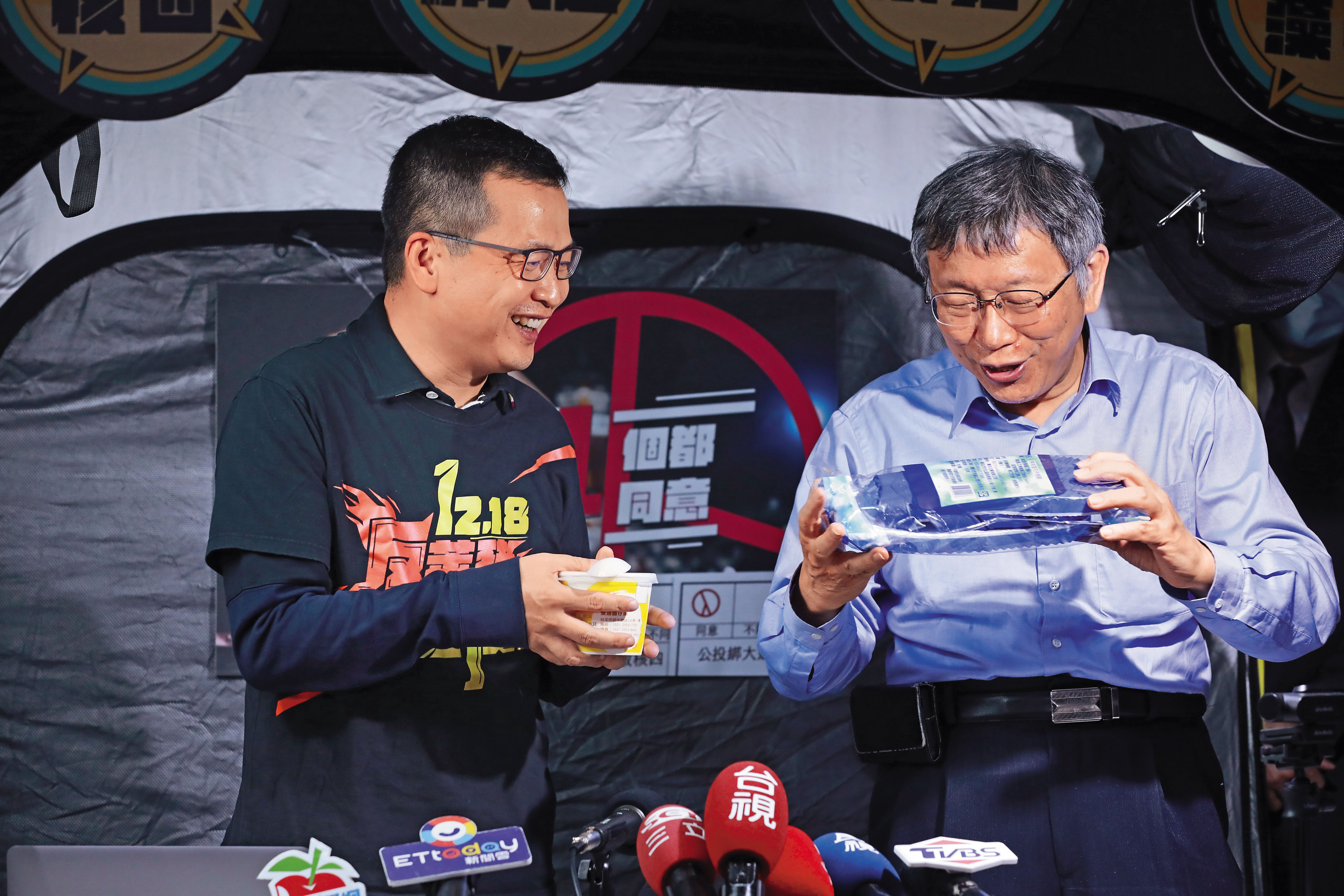 羅智強（左）曝與柯文哲（右）有私交，有把握能推動藍白合，下架民進黨。