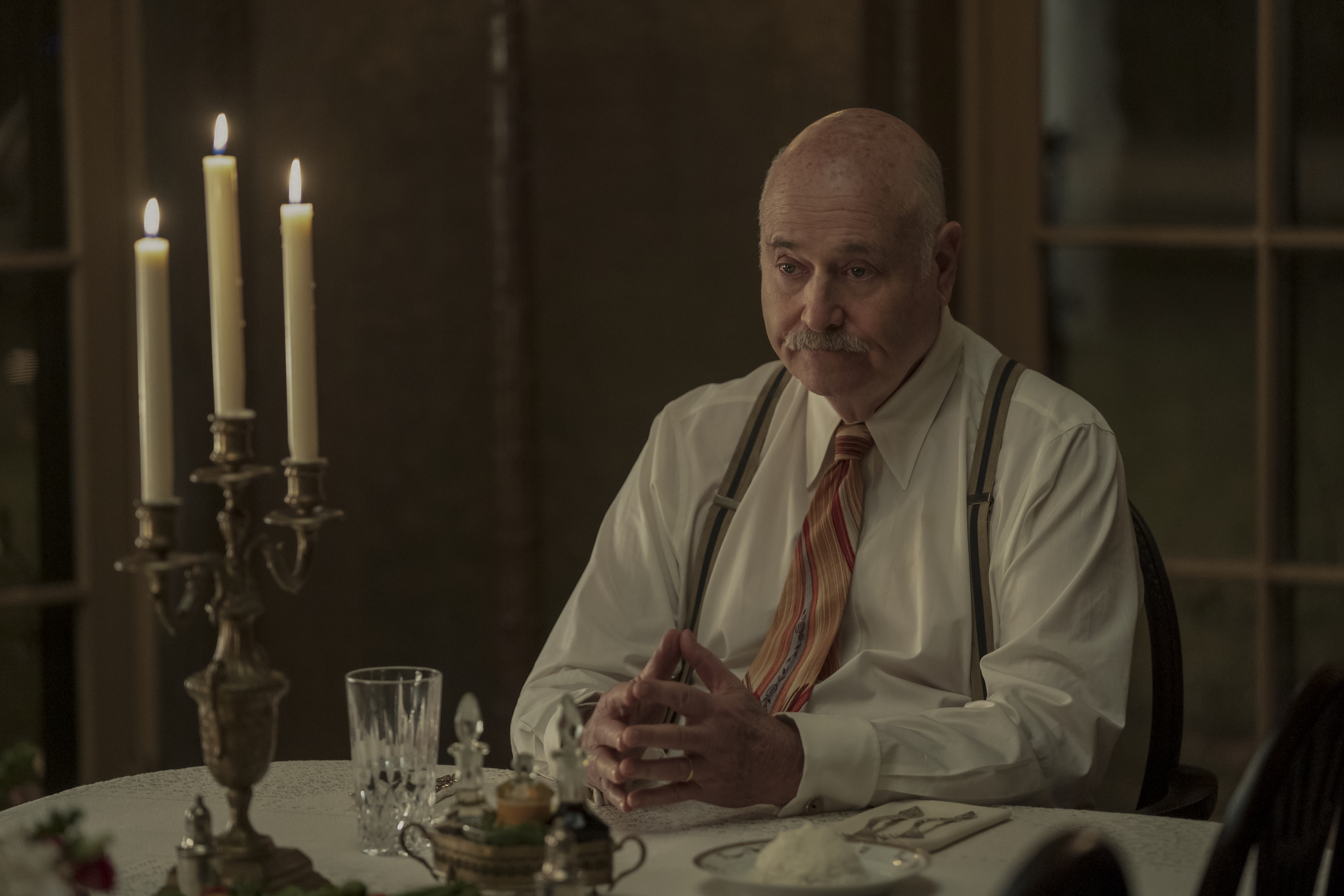 勞勃雷納在2020年演出影集《好萊塢》的鏡頭。（Netflix提供）