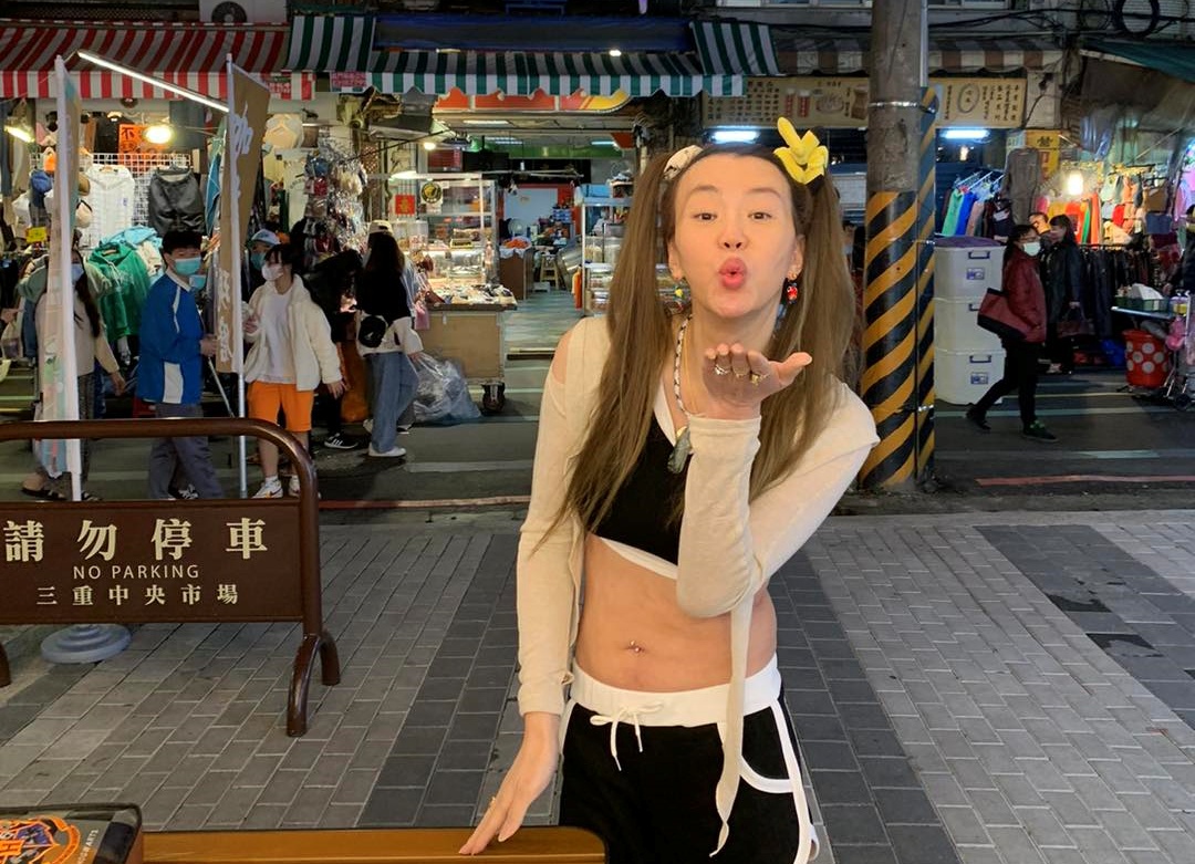 法拉利姐推出貼圖賺了將近16萬台幣。（翻攝自法拉利姐臉書）