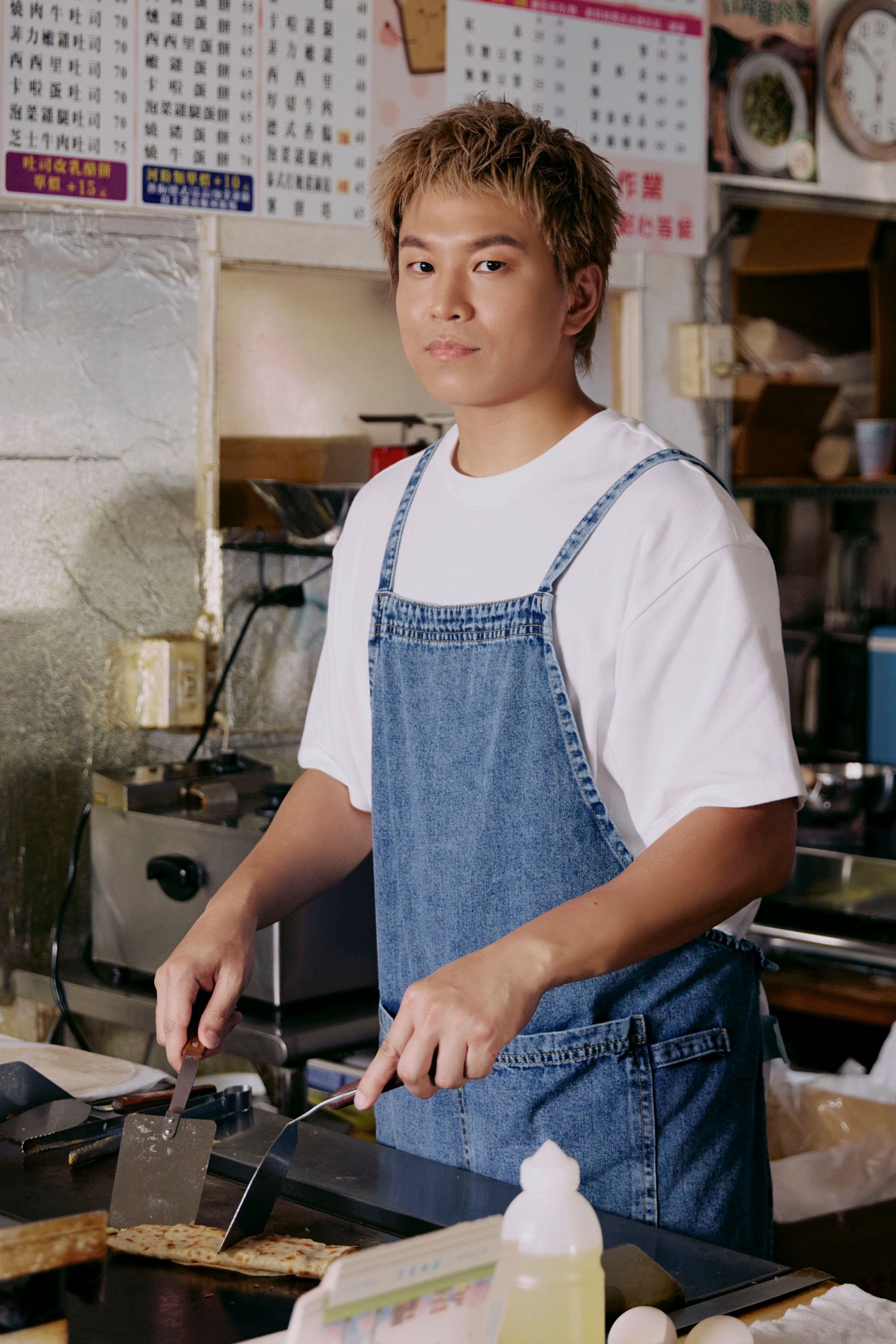 蕭景鴻回憶人生低潮時口袋只剩3元,早餐店老闆娘默默多送肉餅,成為難忘的溫暖回憶。(相信音樂提供)
