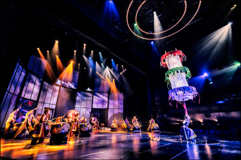 《牽水（車藏）》將1845年雲林口湖牽水狀祭典、也是台灣規模最大的水難祭儀，轉譯為當代觀眾能產生共鳴的舞台語言。（九天民俗技藝團提供）