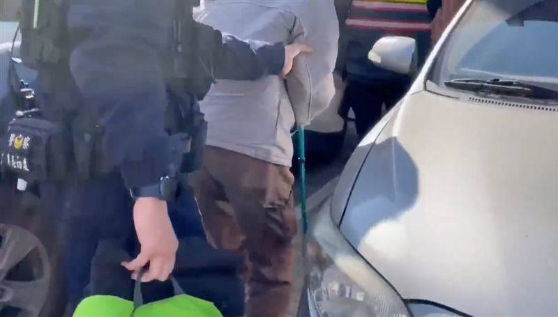 新竹縣一名77歲陳姓老翁因誤信網路徵人廣告竟淪為詐騙車手，與被害人面交取款時，遭埋伏警方當場逮捕。（翻攝畫面）