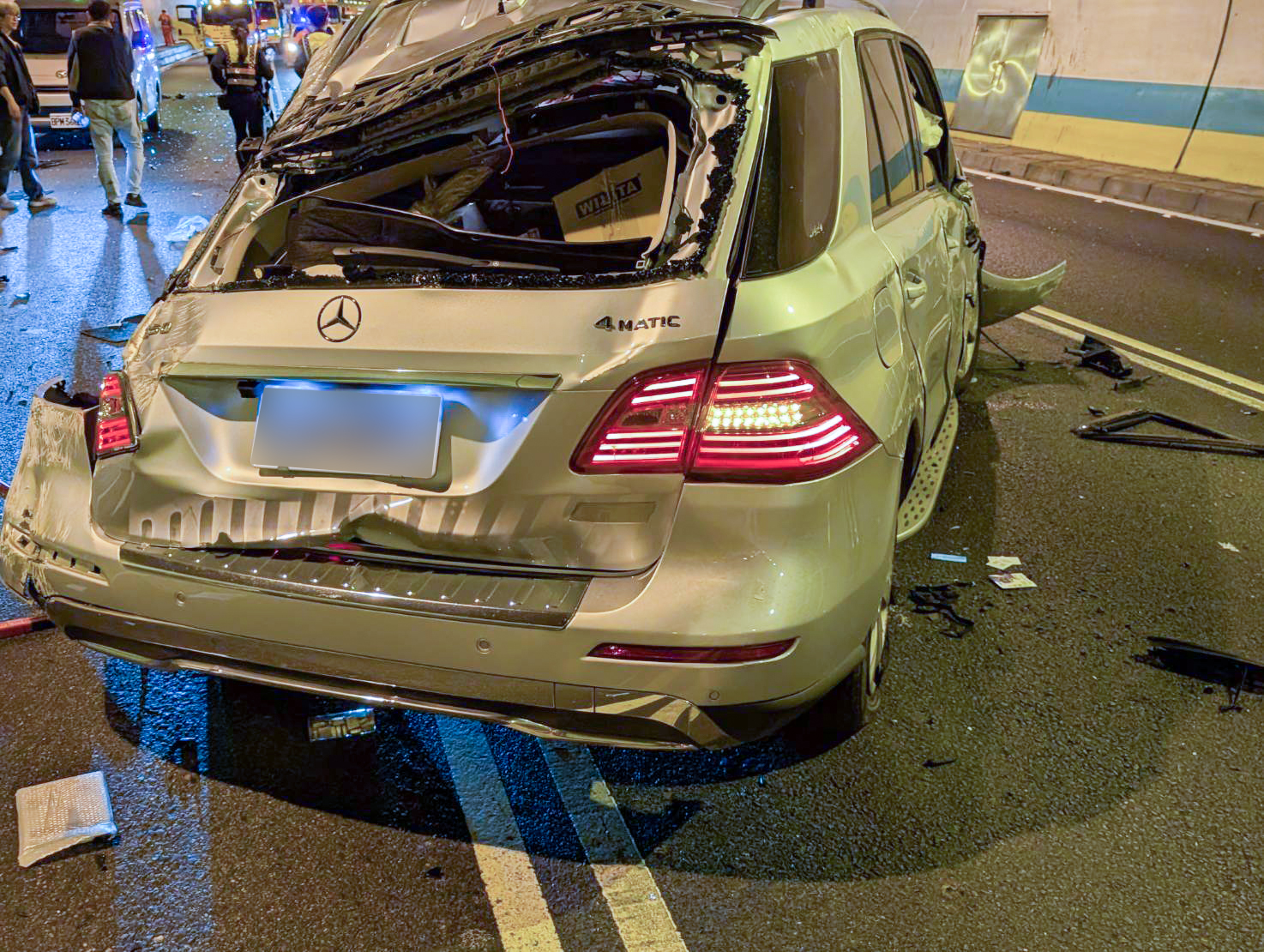 警消獲報到場處理時發現肇事車輛已近乎全毀,駕駛張男也因此重傷。(警方提供)