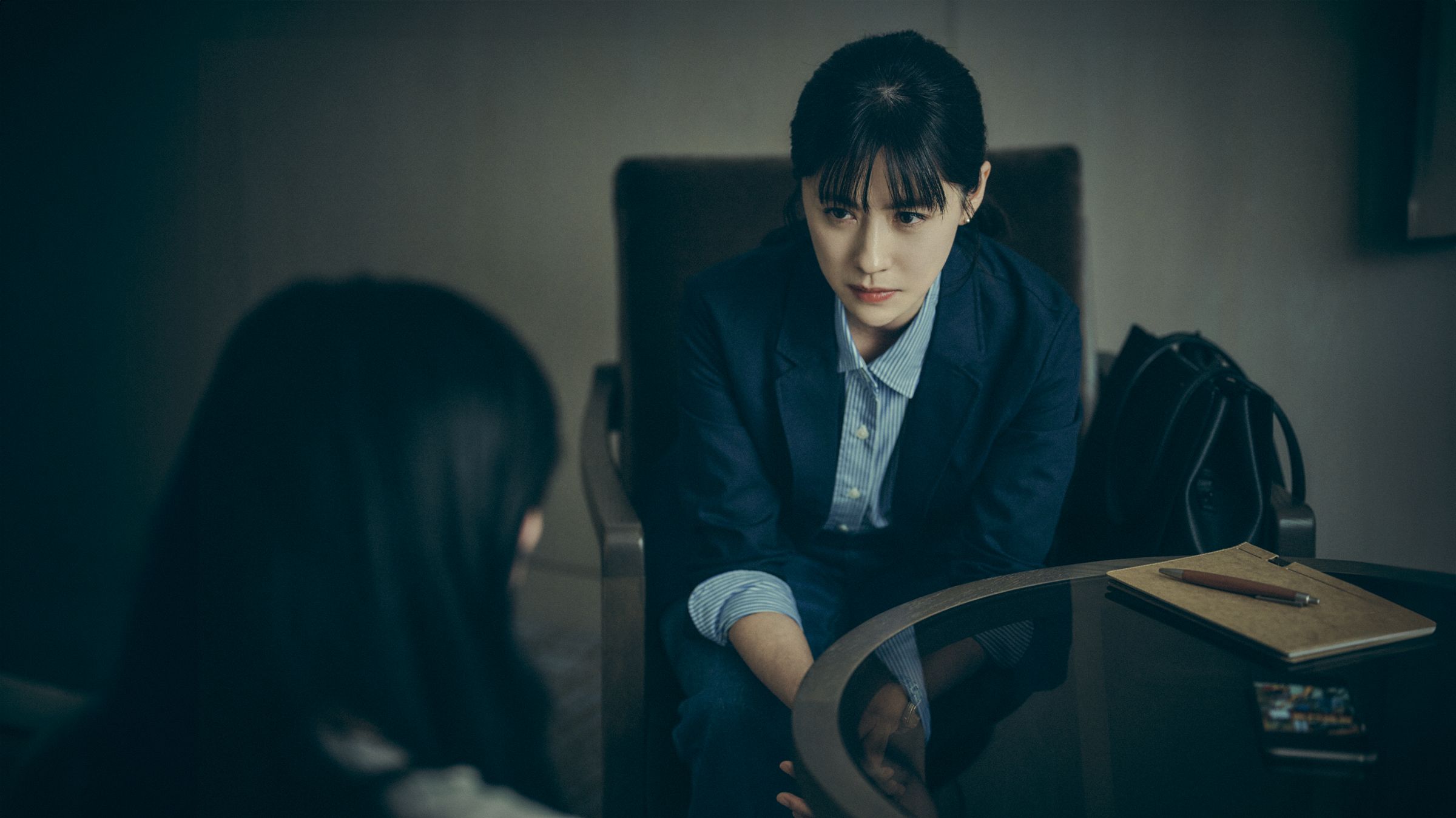 林予晞相隔多年扛起大女主角色，飾演的資深週刊記者追查女星婚變家暴新聞，收視表現不俗（鏡文學提供）