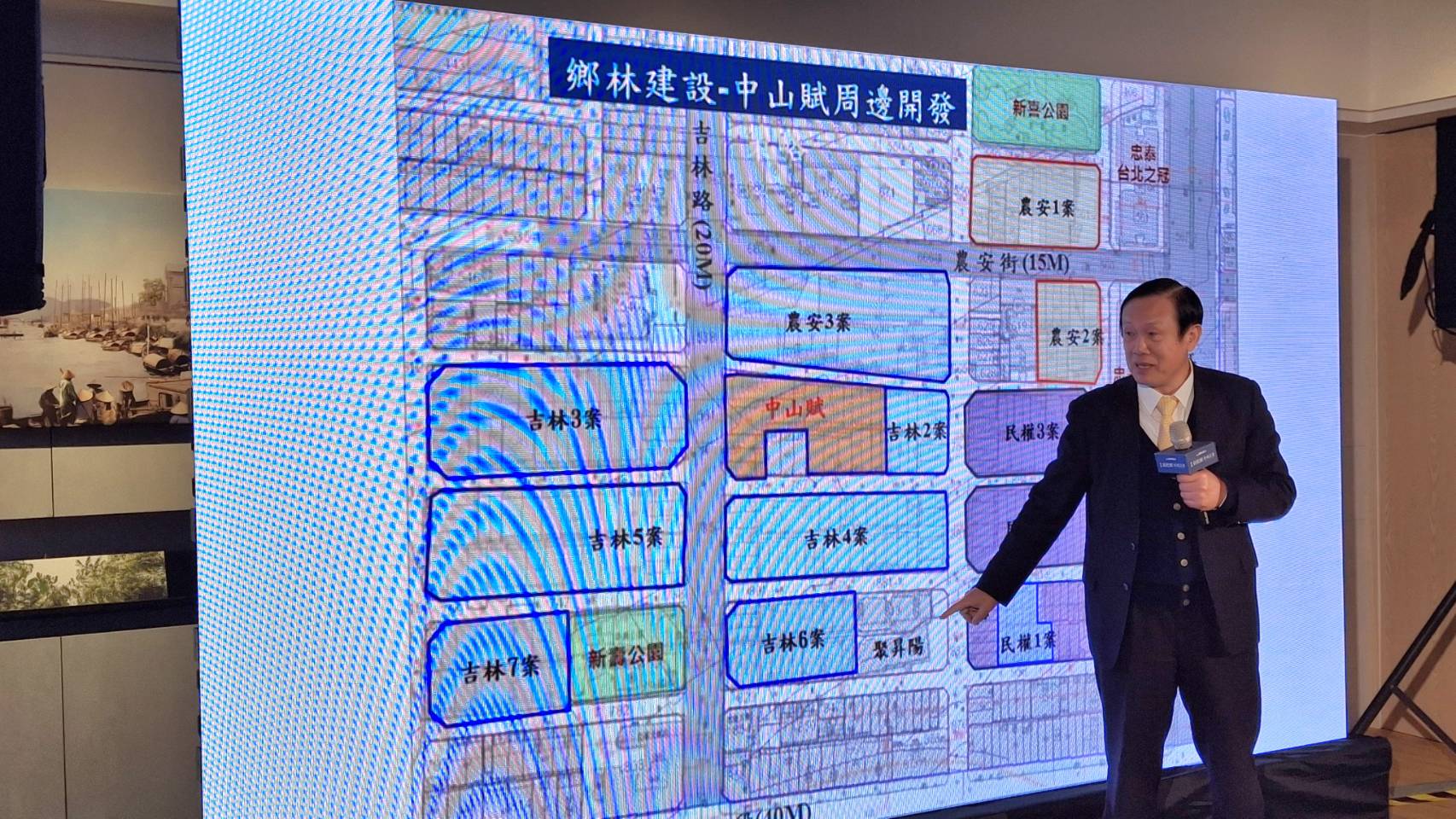 鄉林集團董事長賴正鎰18日宣布集團啟動北市中山區土地面積11萬坪都更計劃。（林喬慧攝）