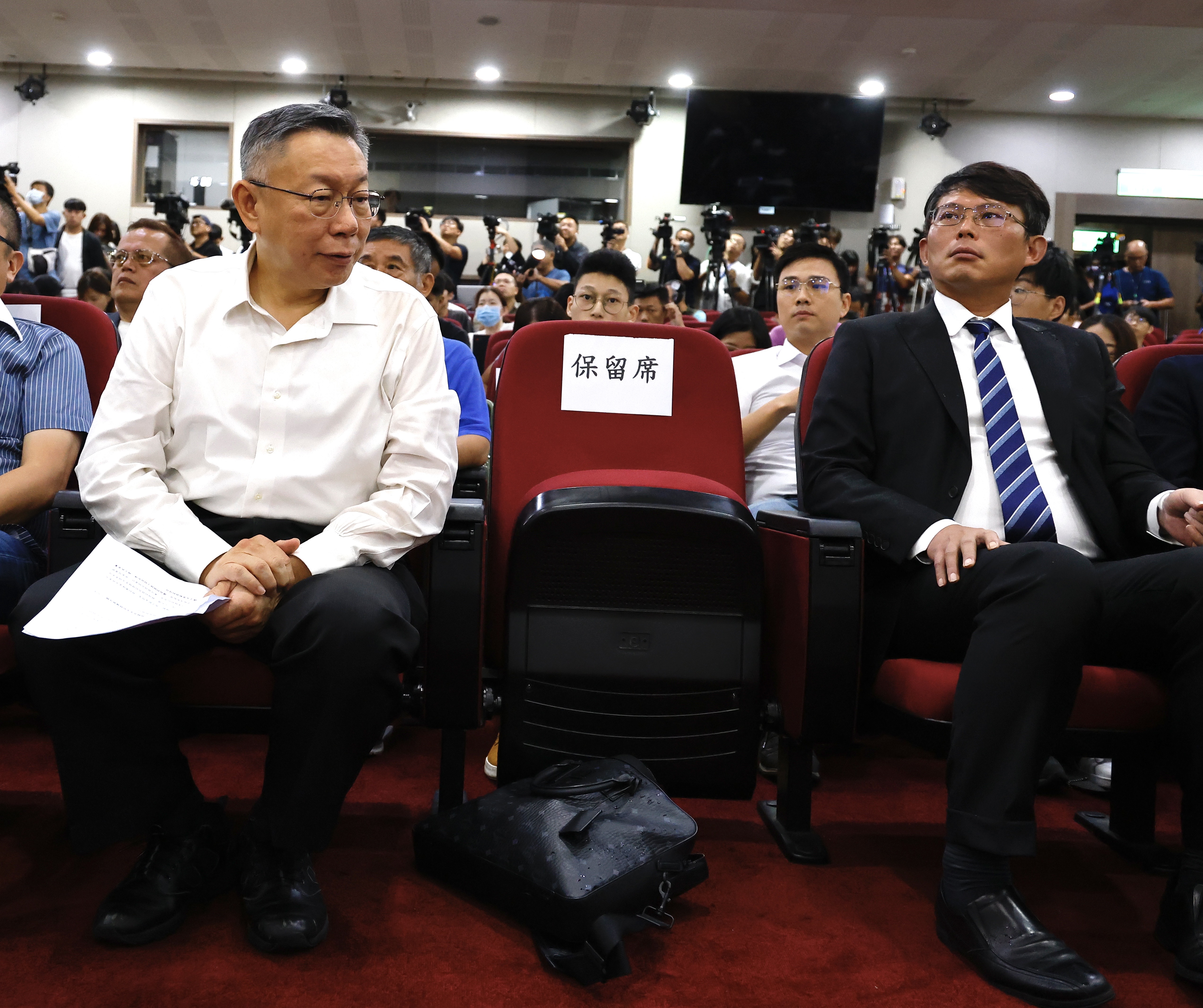 立委黃國昌(右)今罕見出席記者會,會後他發文表示,相信心智強壯且堅毅的柯文哲,必會透過時間贏回人民信任。