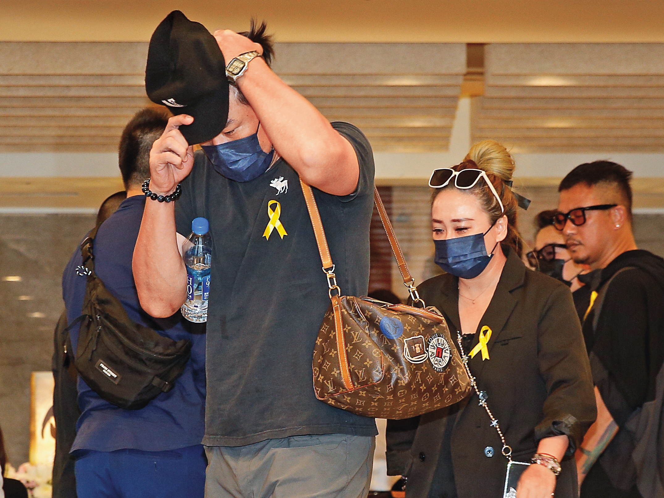 近期投資副業的陳致遠（左）與老婆林秀琴（右），日前低調現身汪建民告別式致意後，不受訪便離去。