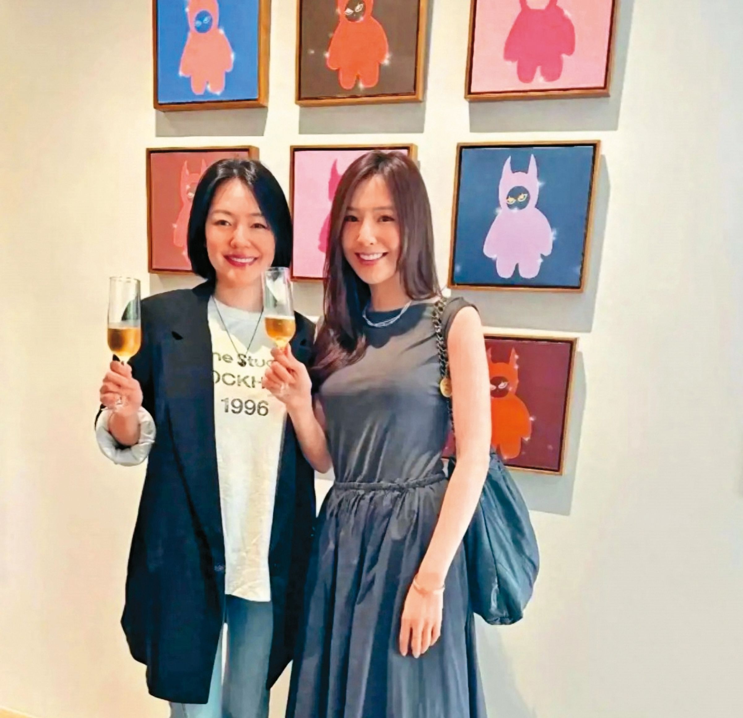 小S(左)為了二女兒的畫展,近期難得露面,氣色已經恢復得很好。(翻攝自IG)
