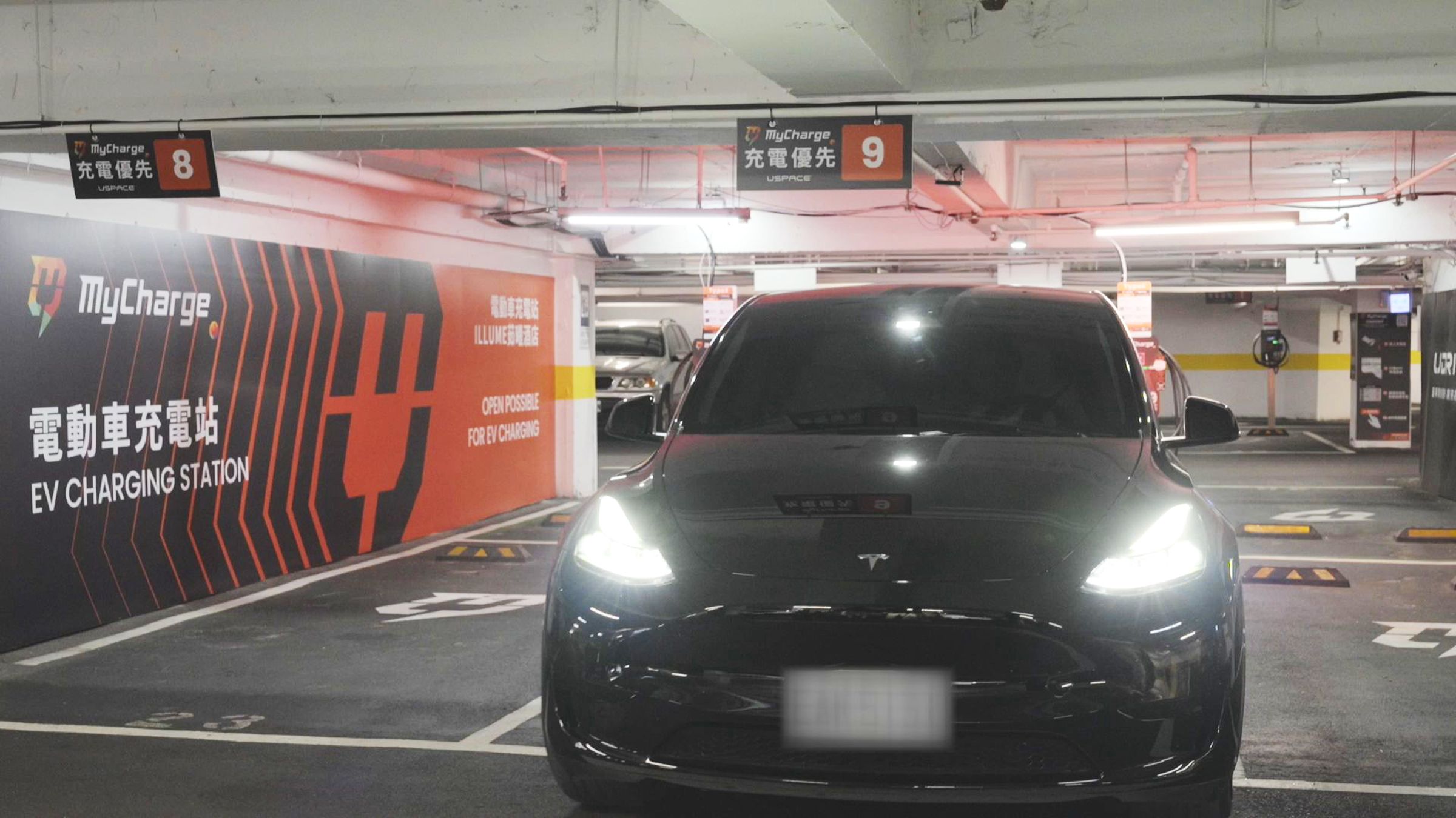 台灣大哥大MyCharge充電服務持續深入城市生活圈，據點涵蓋百貨、商辦、飯店與大型賣場等場域，讓電動車車主停車同時也能順便補電，降低行程被電量打亂的焦慮感。