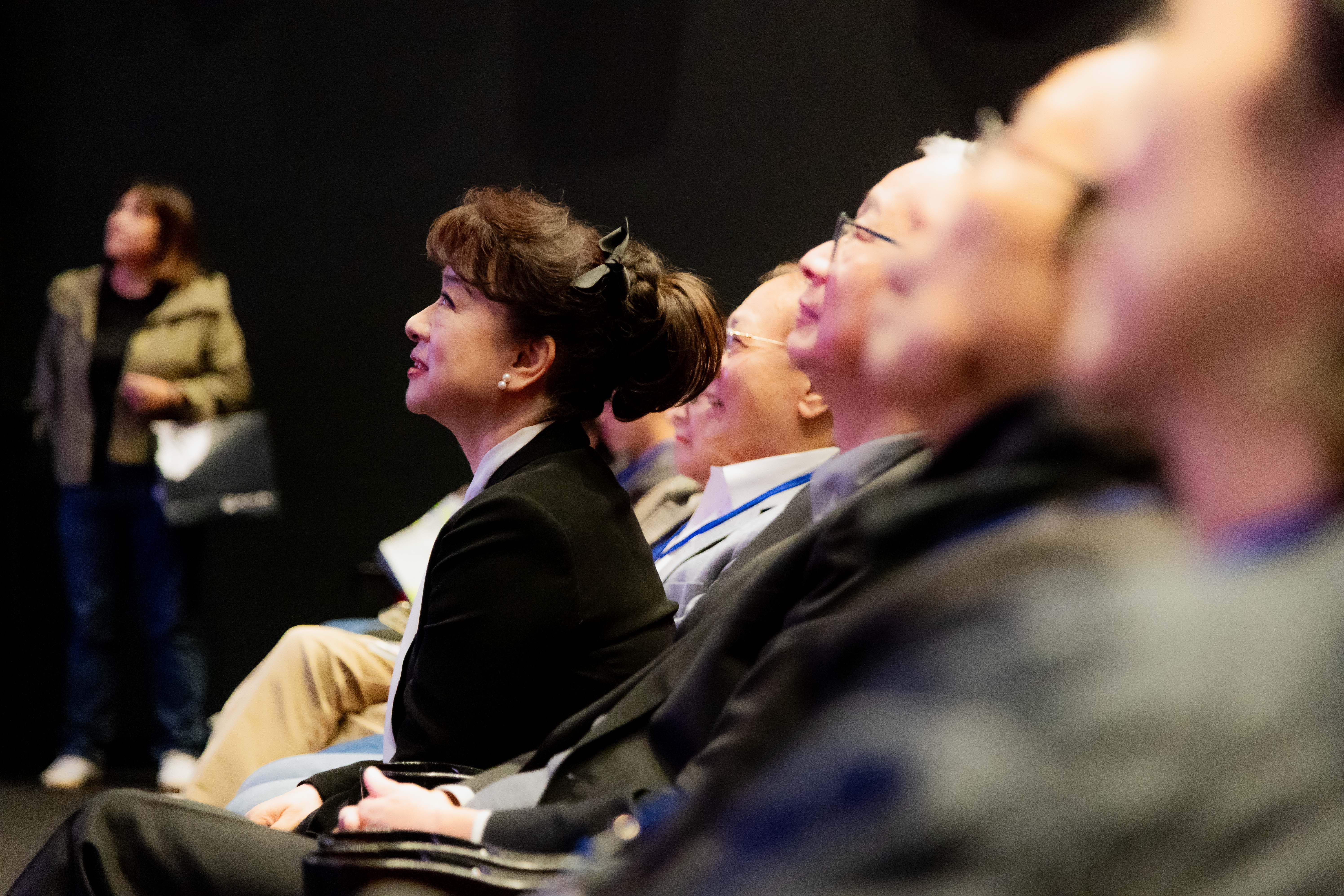 翁倩玉出席她55年前拍攝的《萬博追踪》首映記者會，看到當年只有20歲的自己，既感動又不可思議。（國家影視聽中心提供）