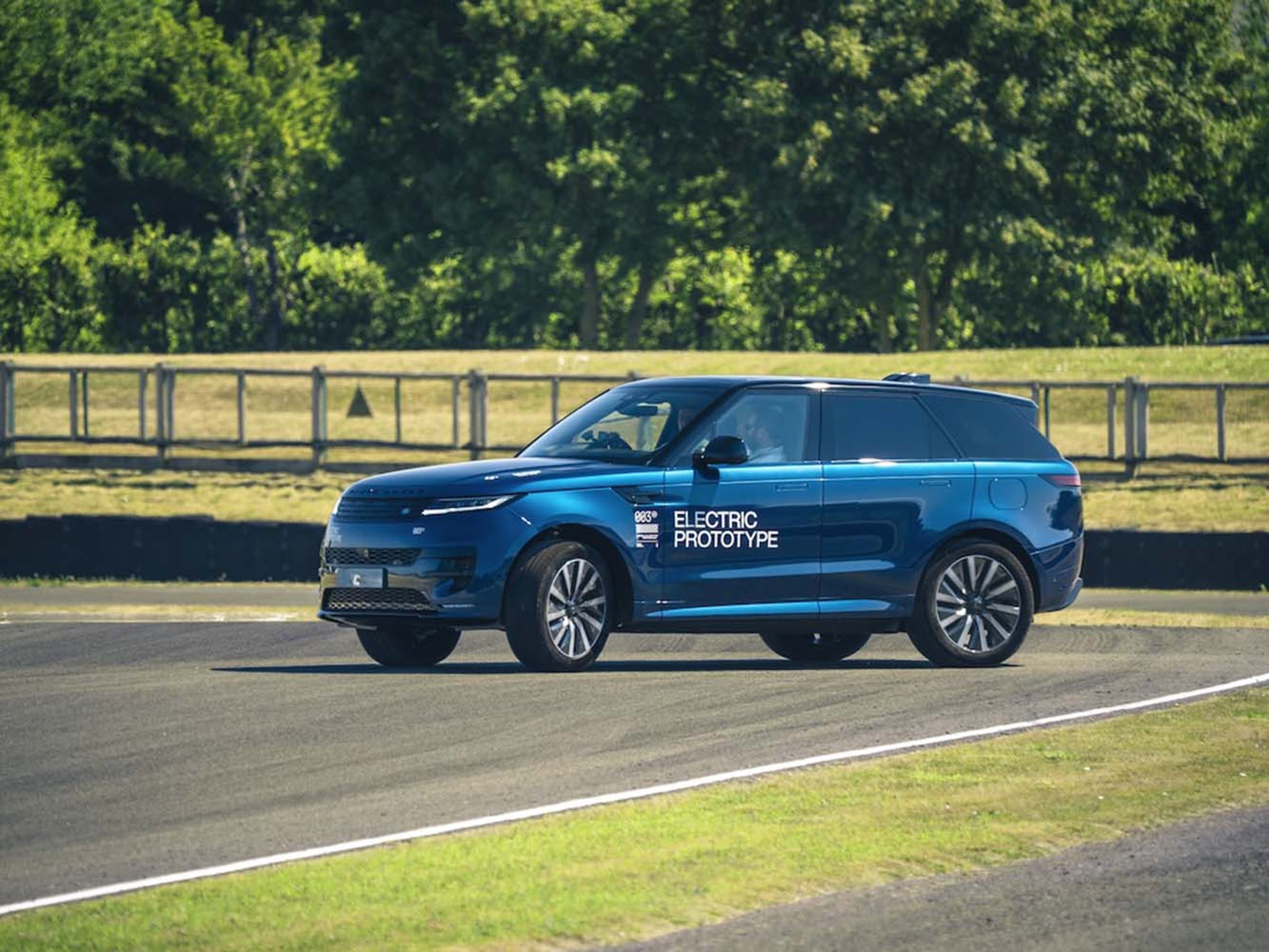 Range Rover Sport Electric 搭載 JLR 旗下可兼顧多種動力的 MLA 平台。