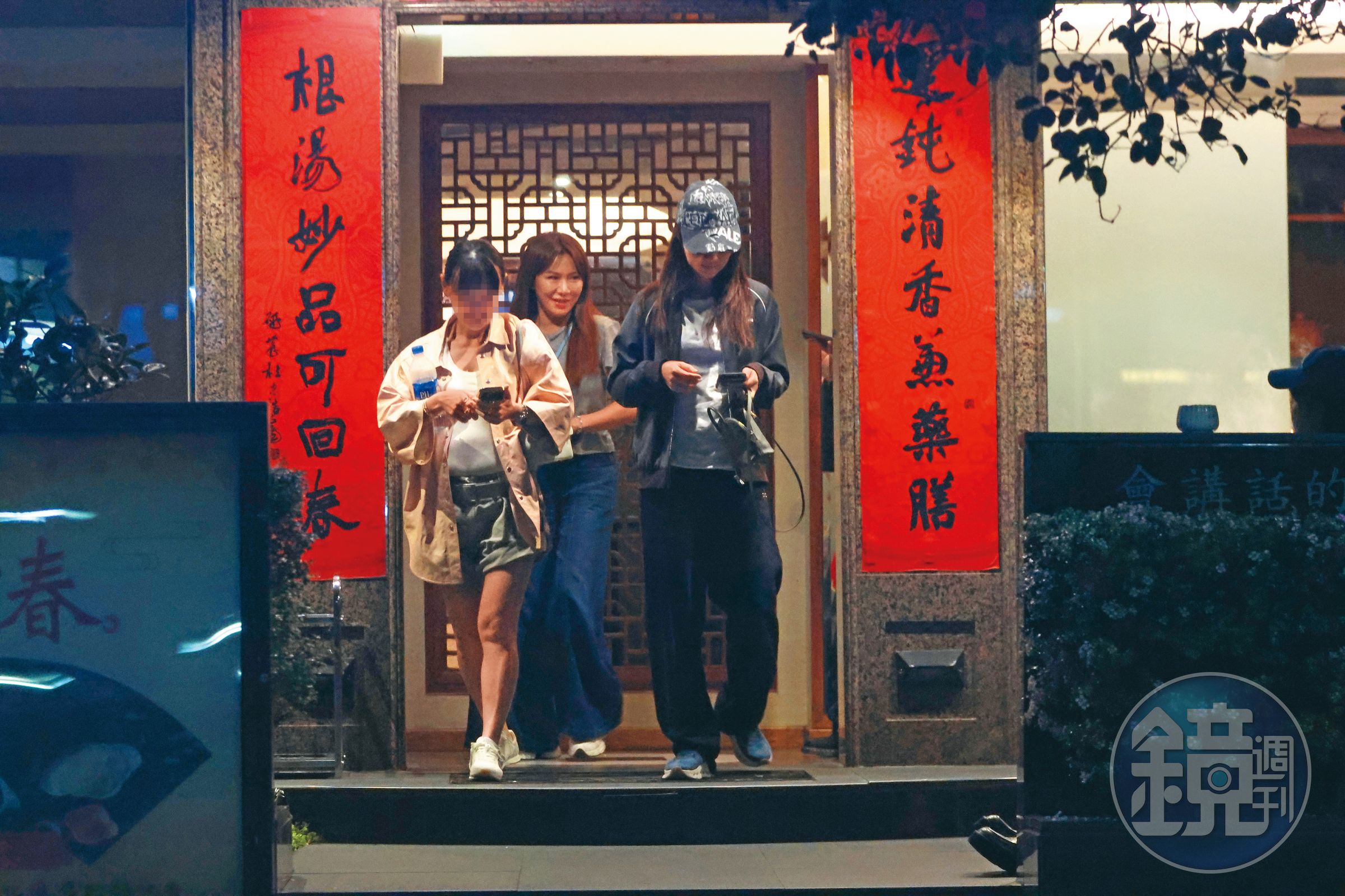 3月31日21點40分，本刊直擊佩甄（中）和友人現身台北安和路人均消費2,500元的「運鈍根湯」餐廳慶生。
