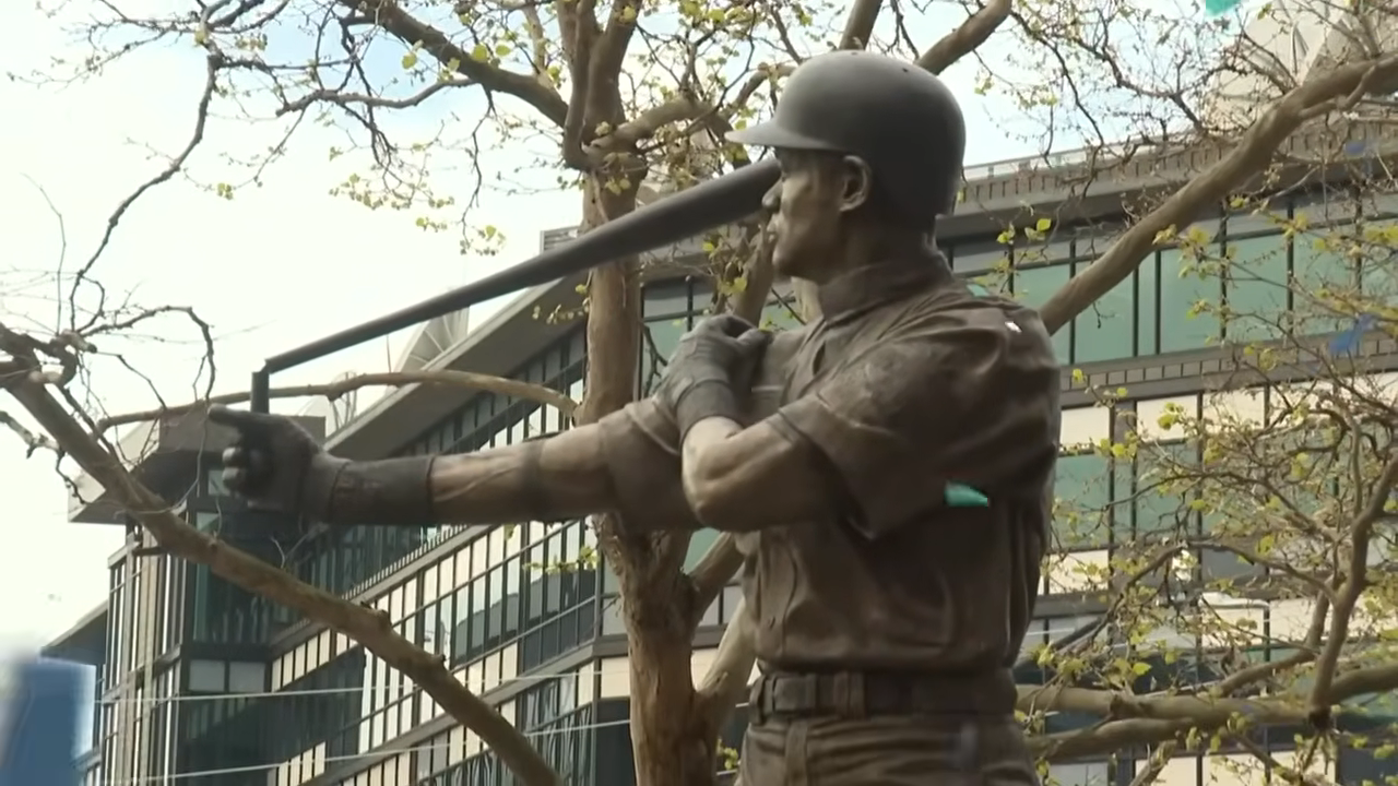 水手隊舉行鈴木一朗的銅像揭幕儀式，未料他的球棒竟然斷了，讓所有人看傻眼。（翻攝自Seattle Mariners YouTube）