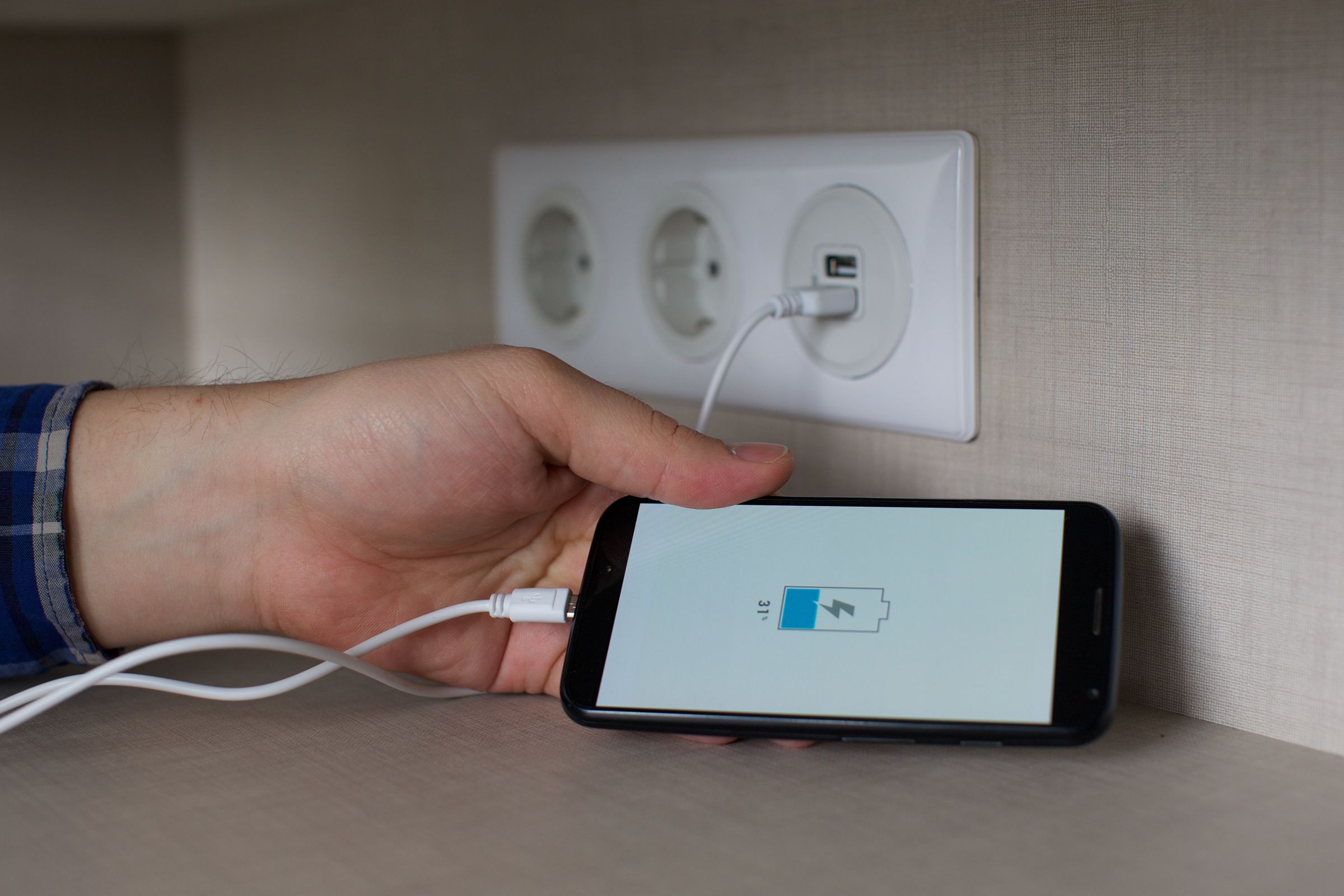 不少旅館房間的床頭都會附USB充電孔,不用轉接頭就能直接充電,不過也存在個資洩漏的風險。(示意圖,photoAC)
