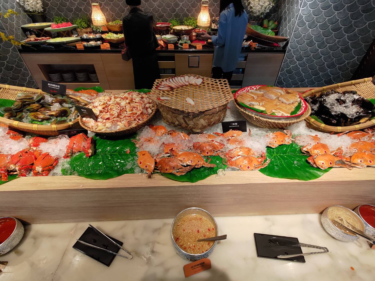 有鄉民好奇詢問單人去吃Buffet「會不會尷尬啊？」結果有不少網友跑來留言，分析獨自吃Buffet「超爽」的優點。（示意圖，本刊資料照）