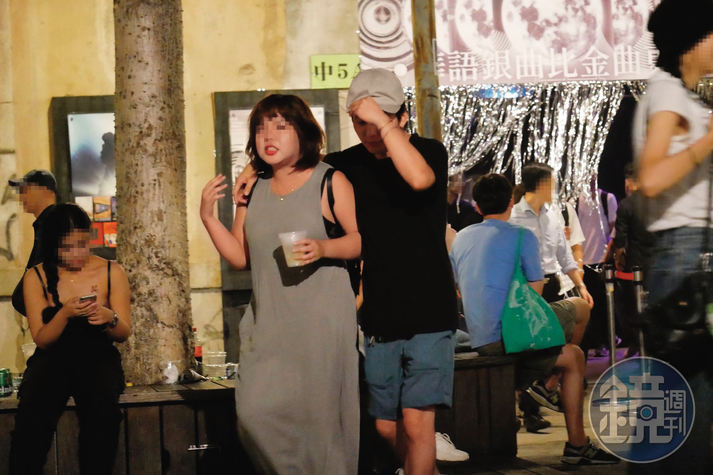 9/29,02:02,當晚巫建和(右)幾乎都跟棉花糖女孩(左)黏在一起,搭在她肩上的手也少見放下。