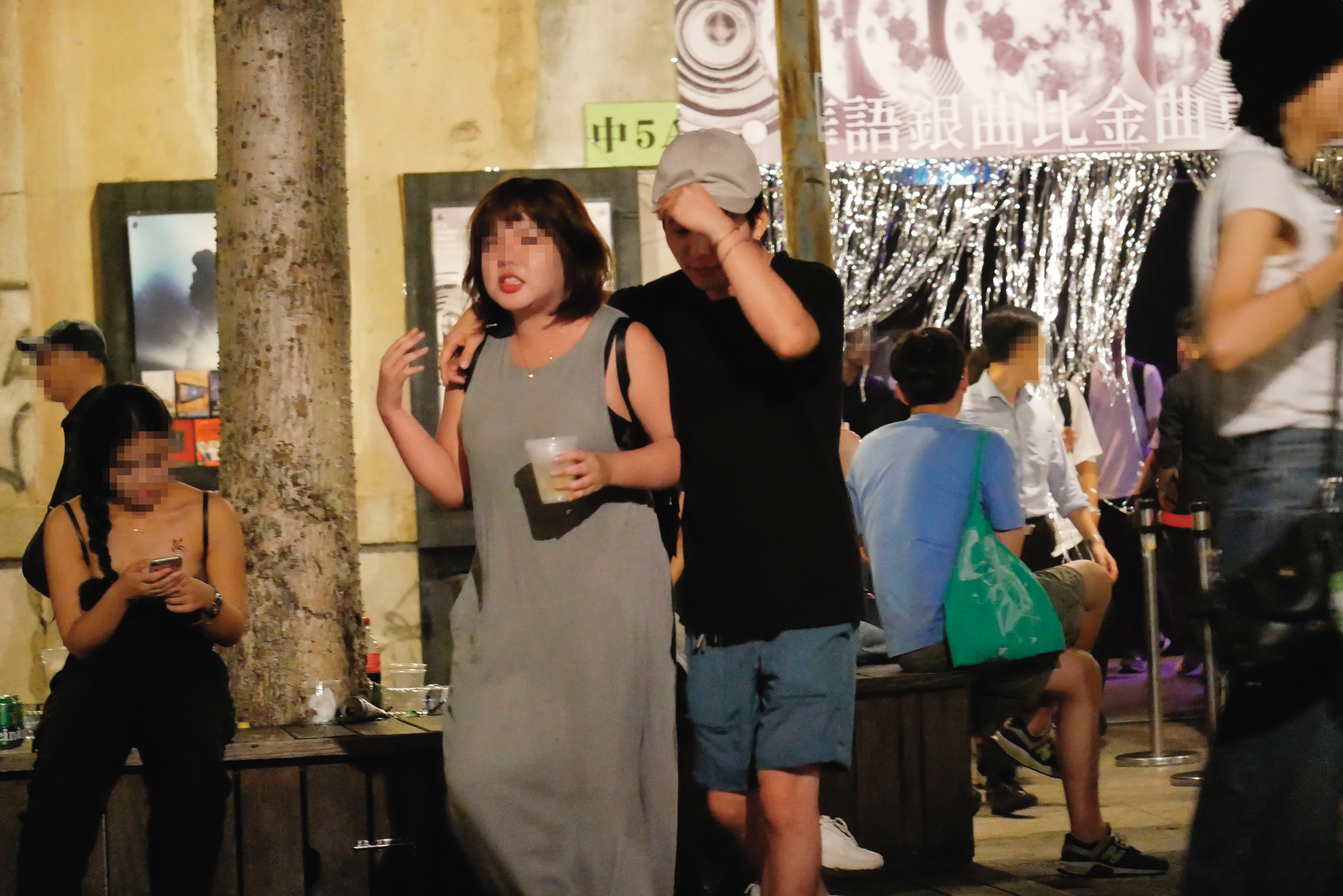 9/29，02：02，當晚巫建和（右）幾乎都跟棉花糖女孩（左）黏在一起，搭在她肩上的手也少見放下。