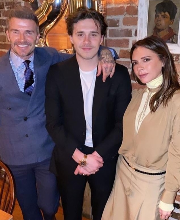布魯克林（中）與父母貝克漢、維多利亞的舊照。（翻攝victoriabeckham IG）