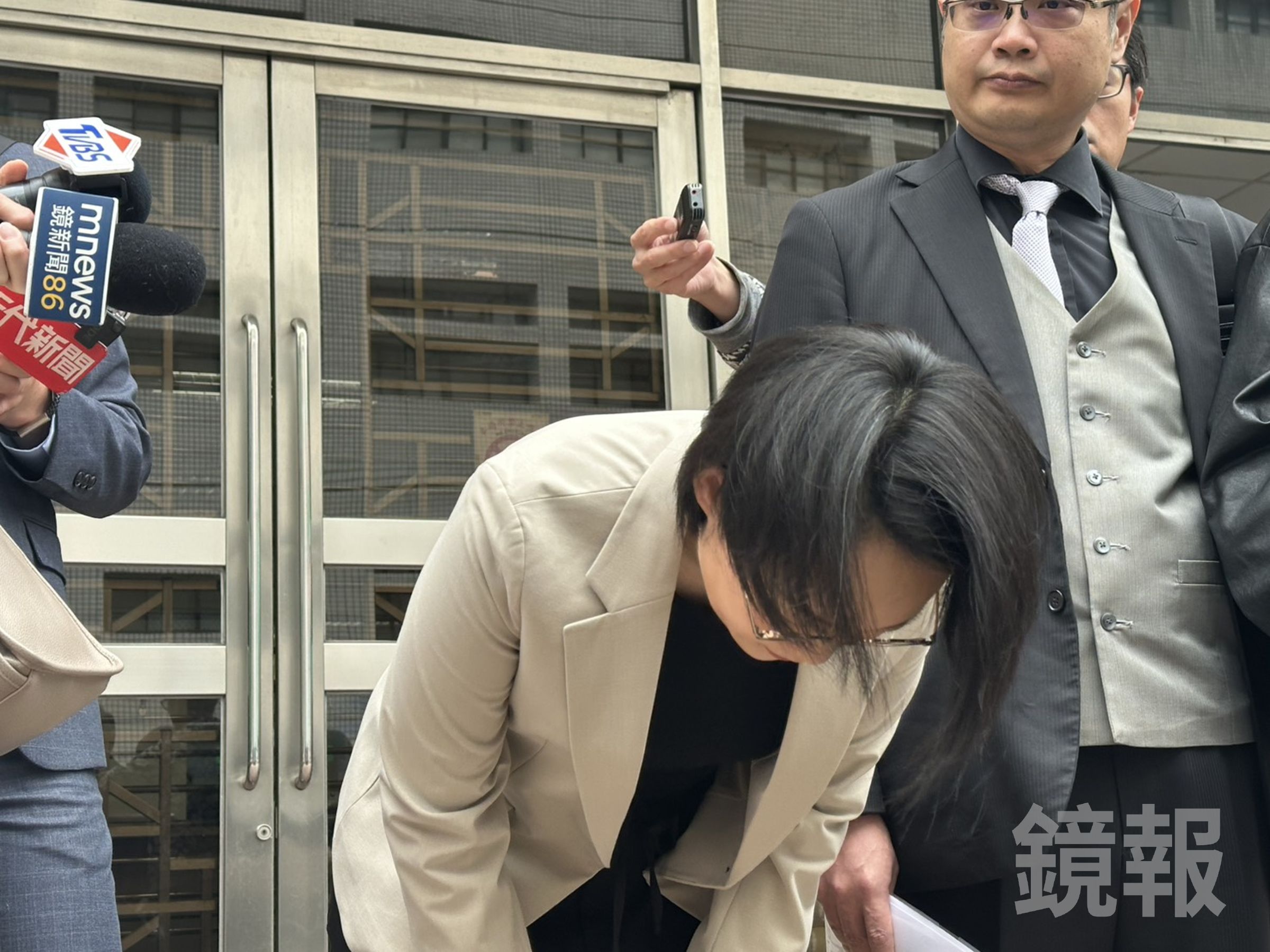 劉向婕於今下午首度在高等法院門口召開記者會，在鏡頭前三度鞠躬致歉。（鏡報馮茵）