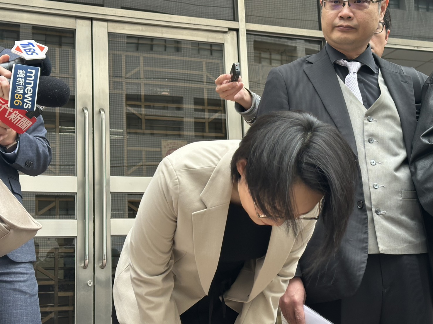 劉向婕於今下午首度在高等法院門口召開記者會，在鏡頭前三度鞠躬致歉。（鏡報馮茵）