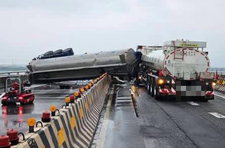 台61線發生重大追撞車禍，造成一輛化學槽車翻覆卡在分隔島上，車禍釀成3傷，疑有化學物外洩情形。（翻攝畫面）