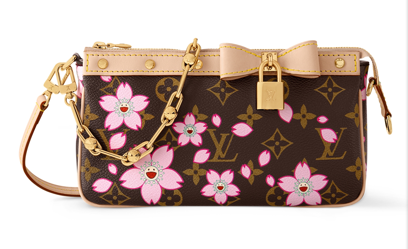 Monogram棕色帆布Pochette上有著盛開櫻花。（路易威登提供）