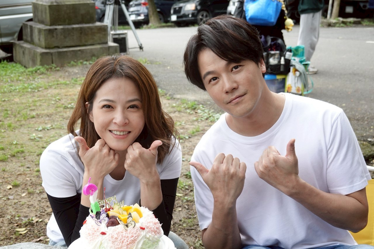 蘇晏霈拍《好運來》過37歲生日，搭檔黃文星一起慶生。（民視提供）