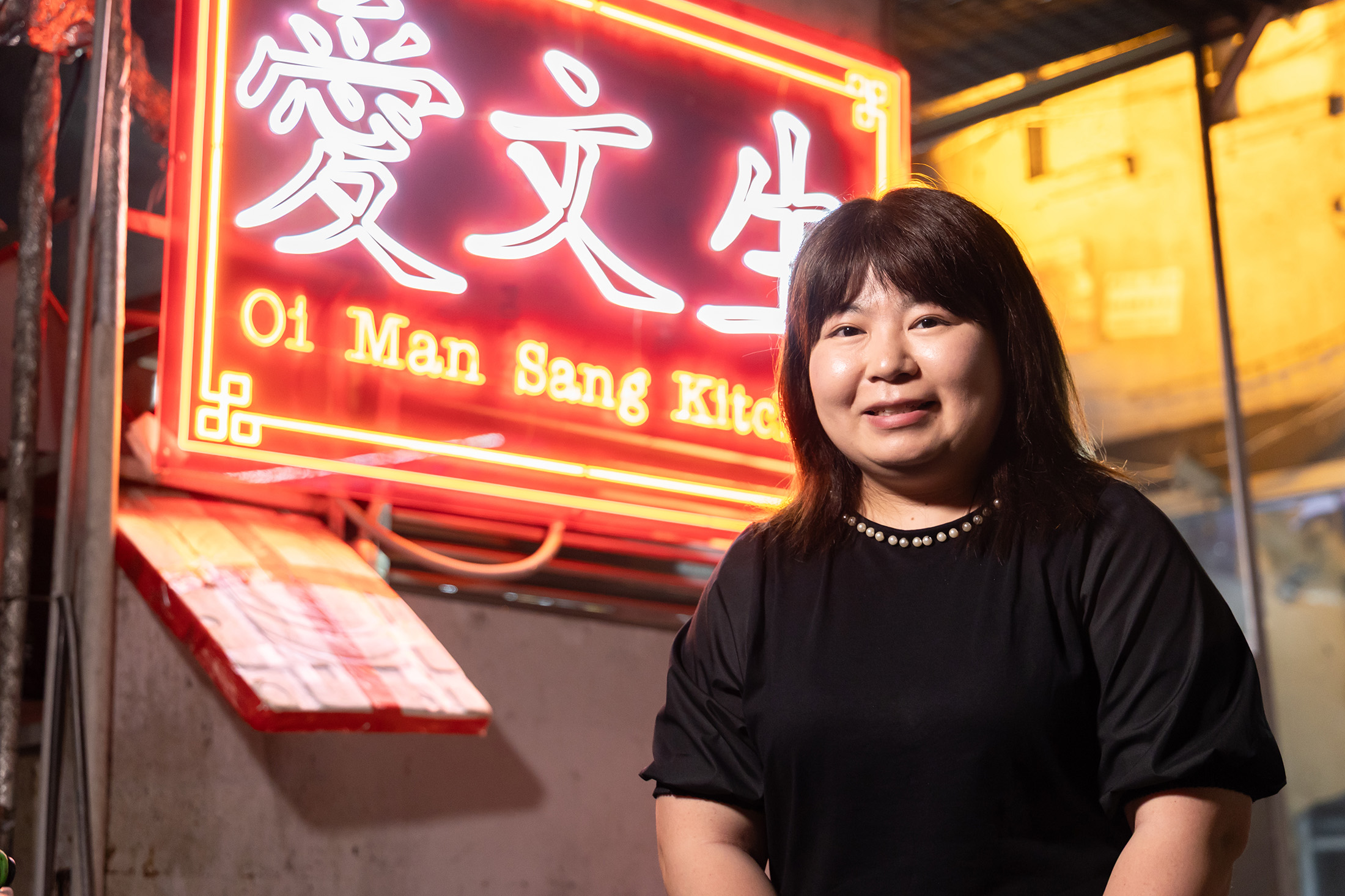 胡蕙欣是愛文生的第三代媳婦，為這間老牌大排檔注入年輕氣息並維持傳統手藝。