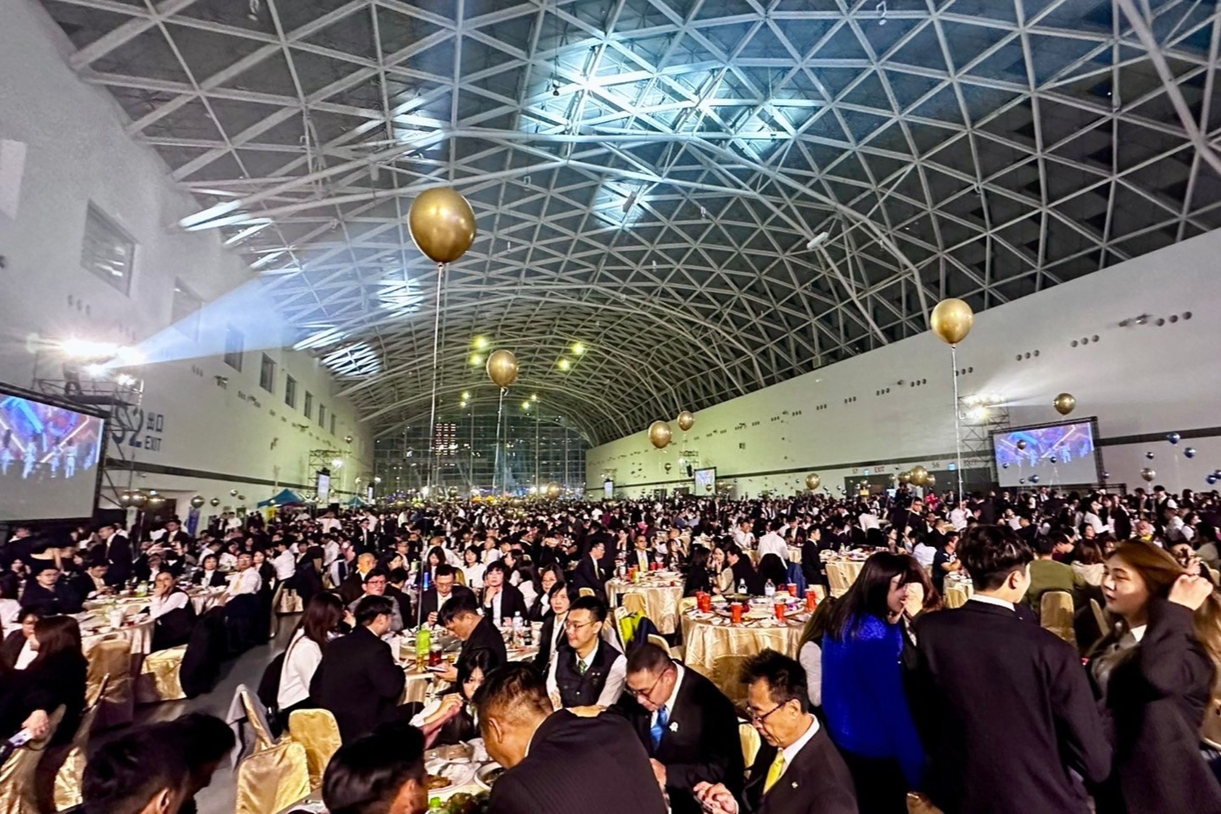 永慶加盟四品牌高雄聯合尾牙第二年包下高雄展覽館,預計席開630桌與員工同歡。此為2024年尾牙盛況照片。圖/永慶房產集團提供