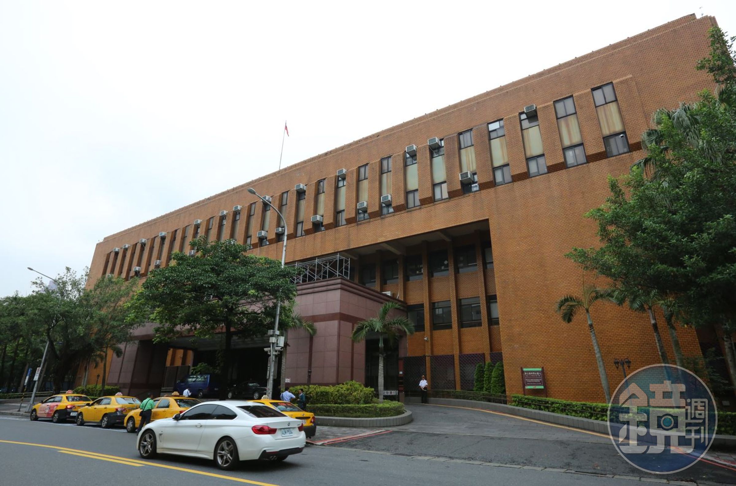 台北地檢署布天羅地網要逮洗錢教父涂誠文,卻因有人洩密而抓不到人,已分案要揪檢警內鬼。