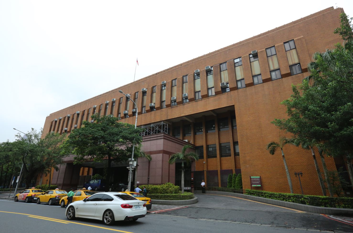 台北地檢署布天羅地網要逮洗錢教父涂誠文，卻因有人洩密而抓不到人，已分案要揪檢警內鬼。