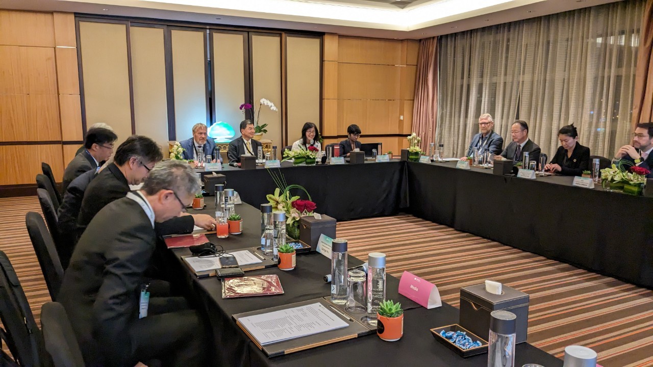 國泰金控8日於聯合國第28屆氣候峰會(COP28)場邊召開氣候領袖圓桌論壇，由國泰金總經理李長庚(後排左2)、國泰金投資長程淑芬(後排右2)主持。(圖片／國泰金控提供)