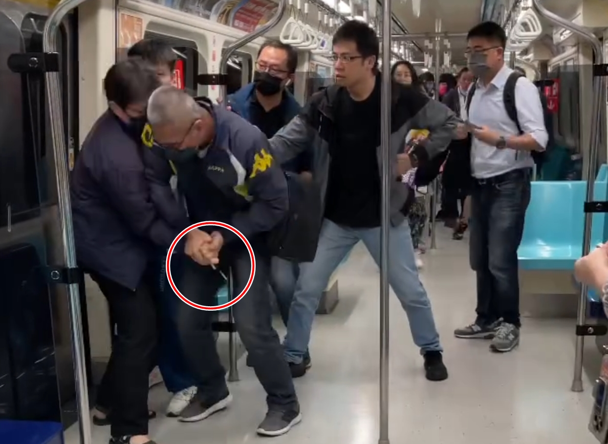 北捷昨天晚上發生乘客持美工刀傷人事件，當時有位戴口罩的英勇阿伯上前奪刀，其身分背景也跟著曝光。（翻攝自記者爆料網）