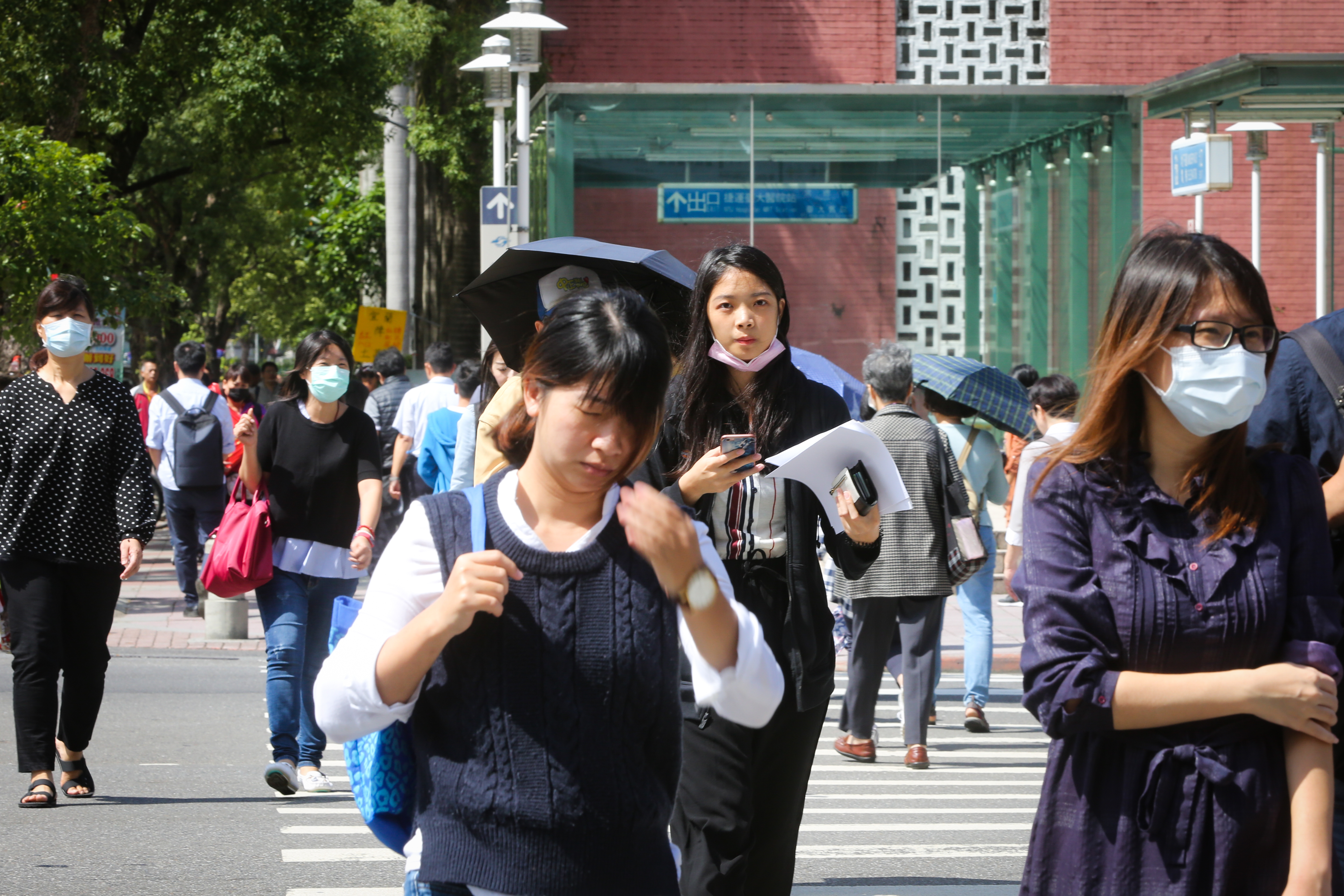 今天全台各地仍普遍高溫，下週輕颱生成機率預估達100％。（本刊資料照）