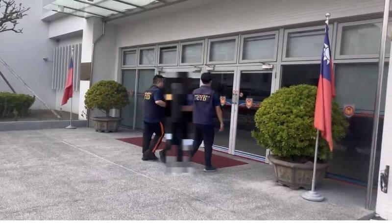 高雄市鳳山消防隊救護車遭偷裝追蹤器案，警方循線逮捕一名在殯葬公司兼差的陳姓男子，他到案供稱為搶殯葬生意挺而走險。（翻攝畫面） 