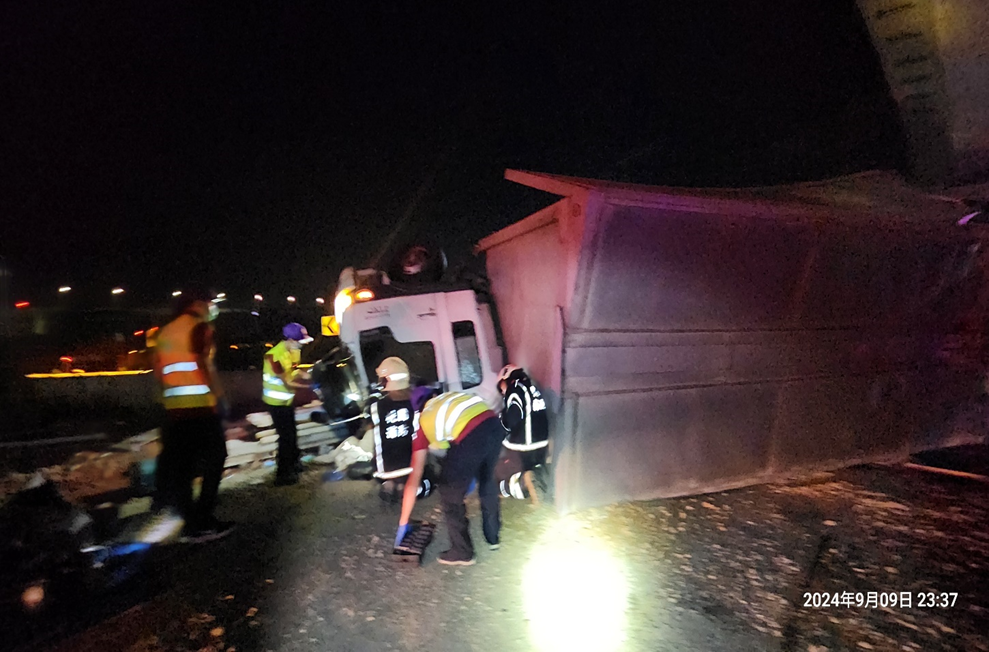 9日南向大溪交流道出口匝道1輛大貨車疑操作不當，撞擊內側護欄後翻覆，駕駛死亡。（翻攝畫面）