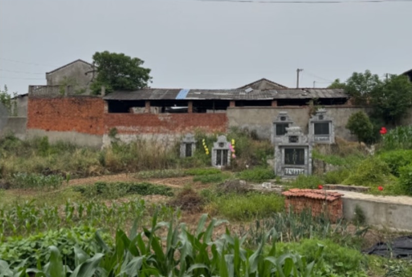 昌盛泡花鹼廠和居民世代居住的院落只有一牆之隔,原本的菜園上面林立著墳墓。(翻攝小紅書)