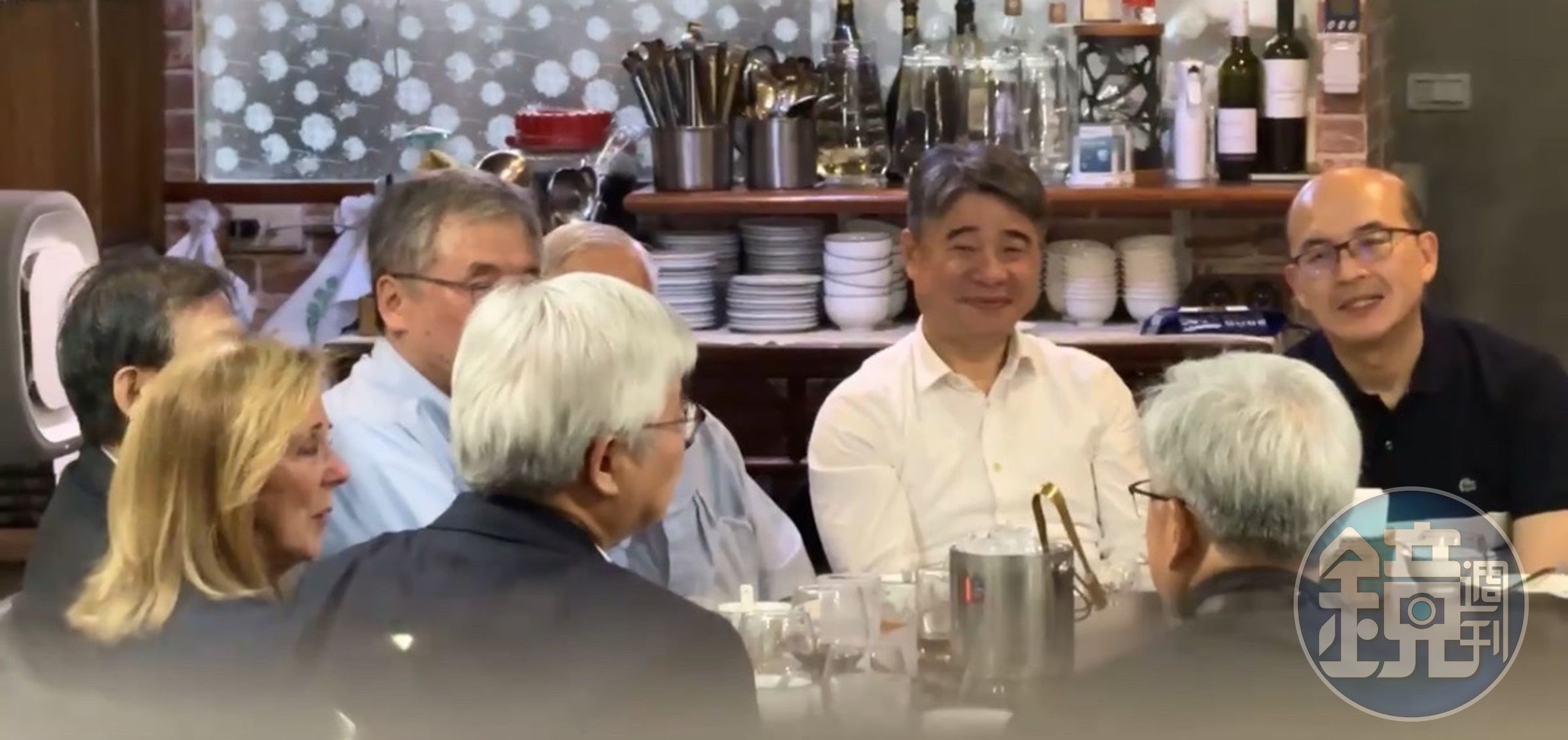 黃仁勳（背對鏡頭右）晚間和台積電董事長魏哲家（背對鏡頭左）共進晚餐。