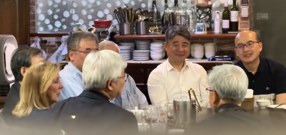 黃仁勳（背對鏡頭右）晚間和台積電董事長魏哲家（背對鏡頭左）共進晚餐。