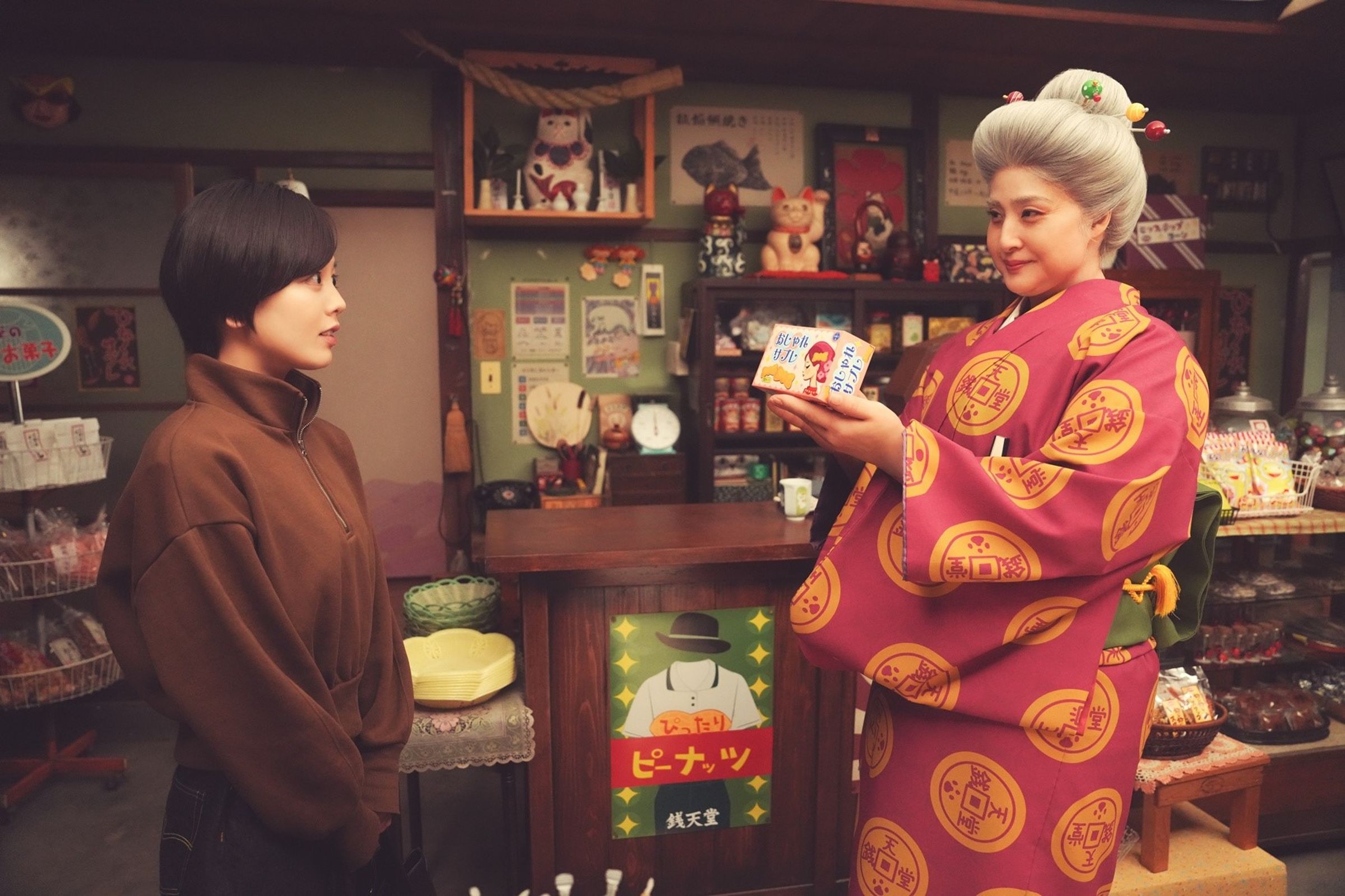 天海祐希（右）飾演錢天堂的店主紅子，為此化老妝，自曝看起來像她奶奶。（車庫娛樂提供）