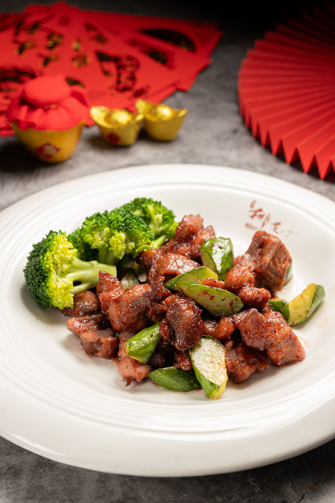 「酒糟醉排骨」的油收得恰到好處，排骨肉入味且留有嚼勁。（580元／份）