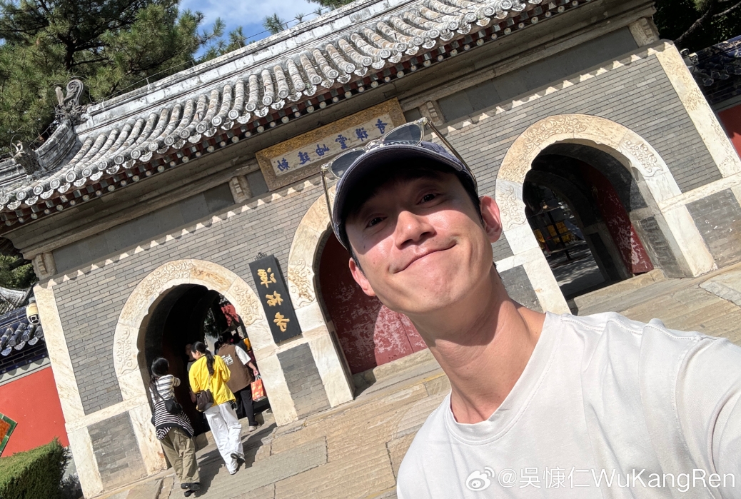 吳慷仁今轉發中共官媒貼文，慶祝中國國慶。（翻攝自微博）