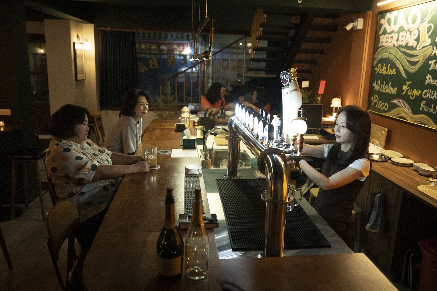 酒吧場景在員林實景拍攝,左起為鍾欣凌、丁寧、孫淑媚。(公視台語台、華視提供)