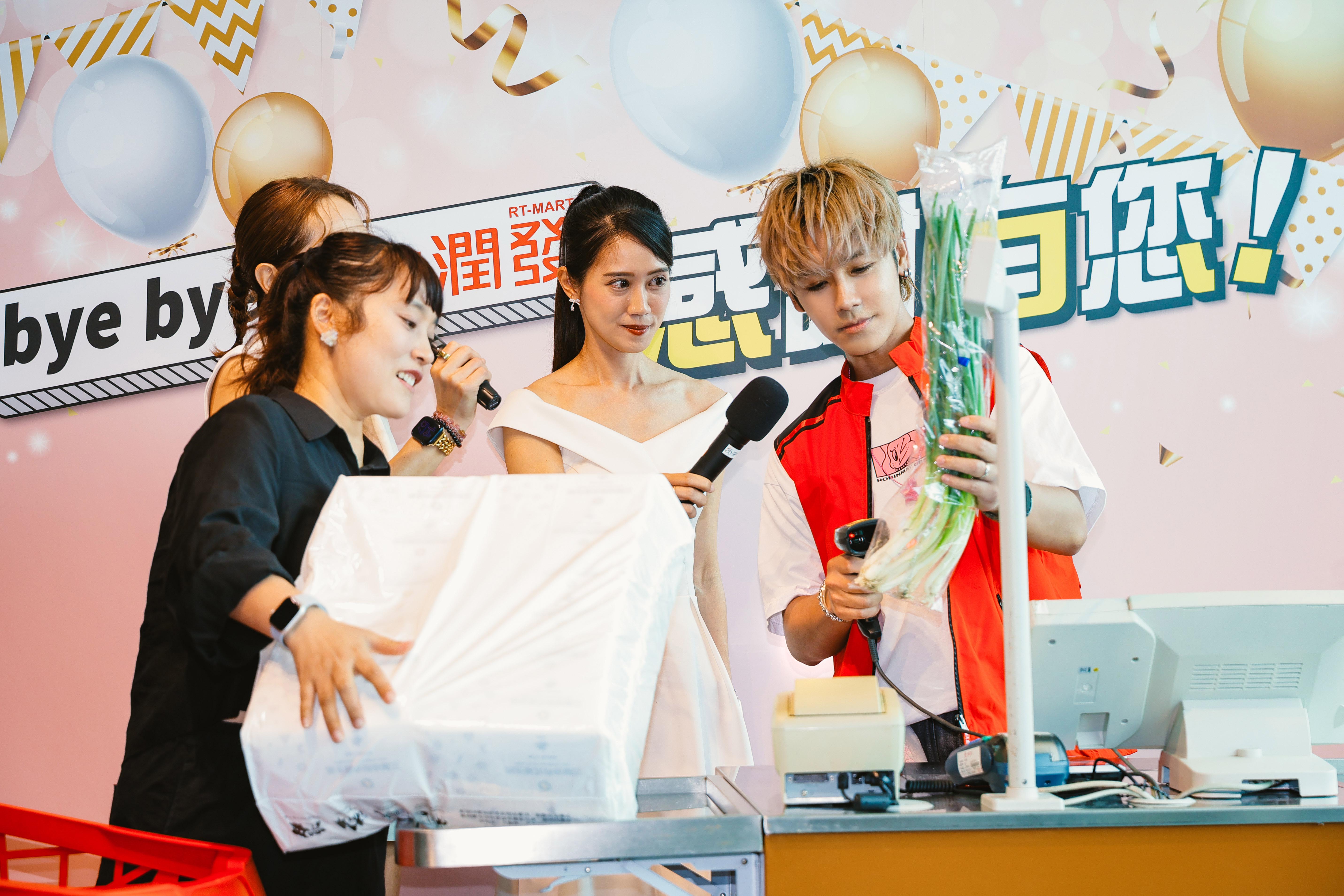 鼓鼓今（20日）穿起打工時的制服為顧客結帳。（相信音樂提供）