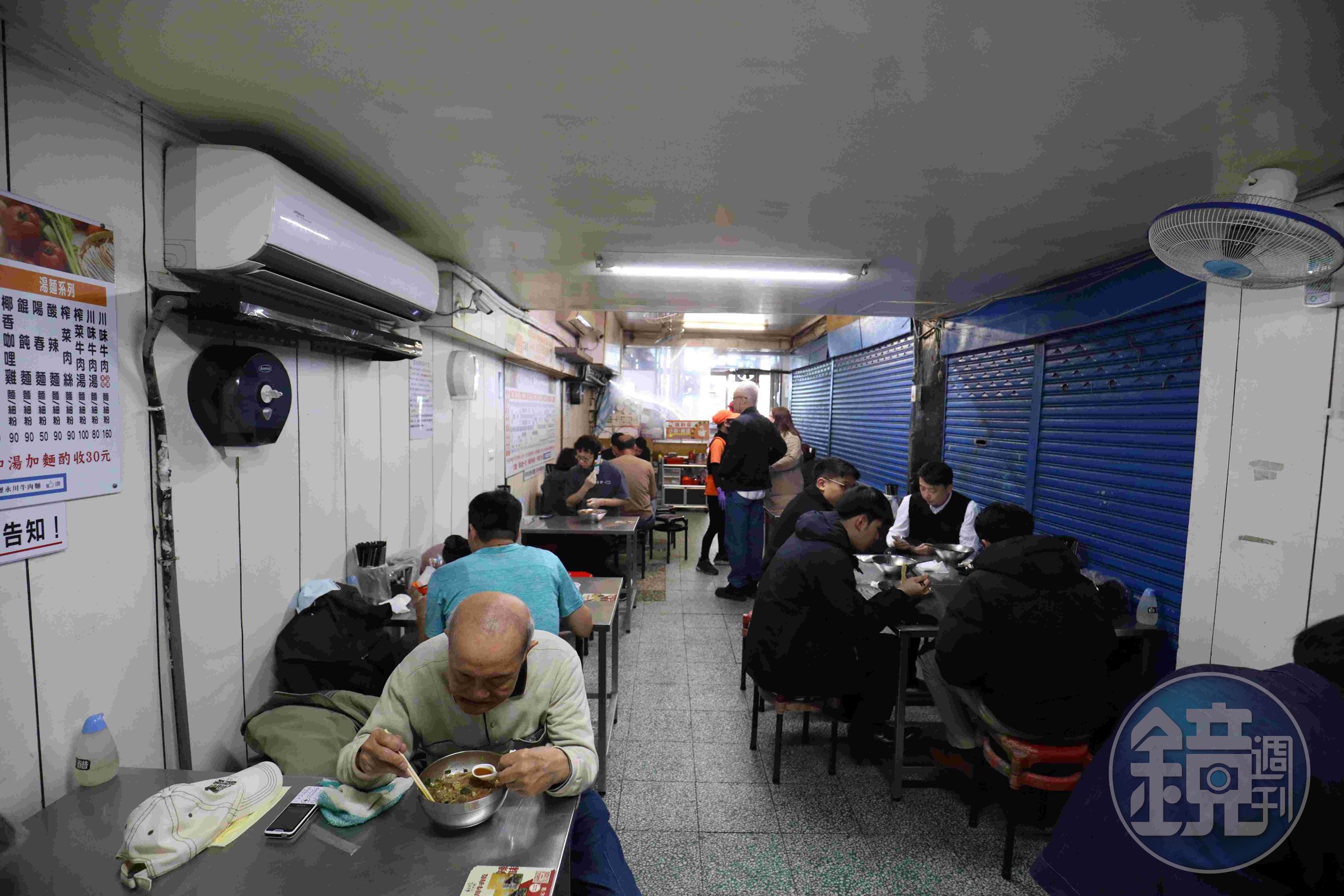 曲折環繞的店面裡永遠坐滿了食客。