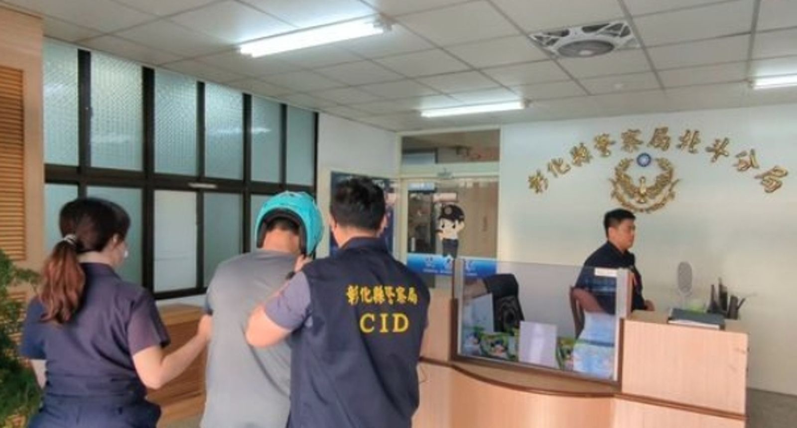稍早蕭男已到警局。(翻攝畫面)
