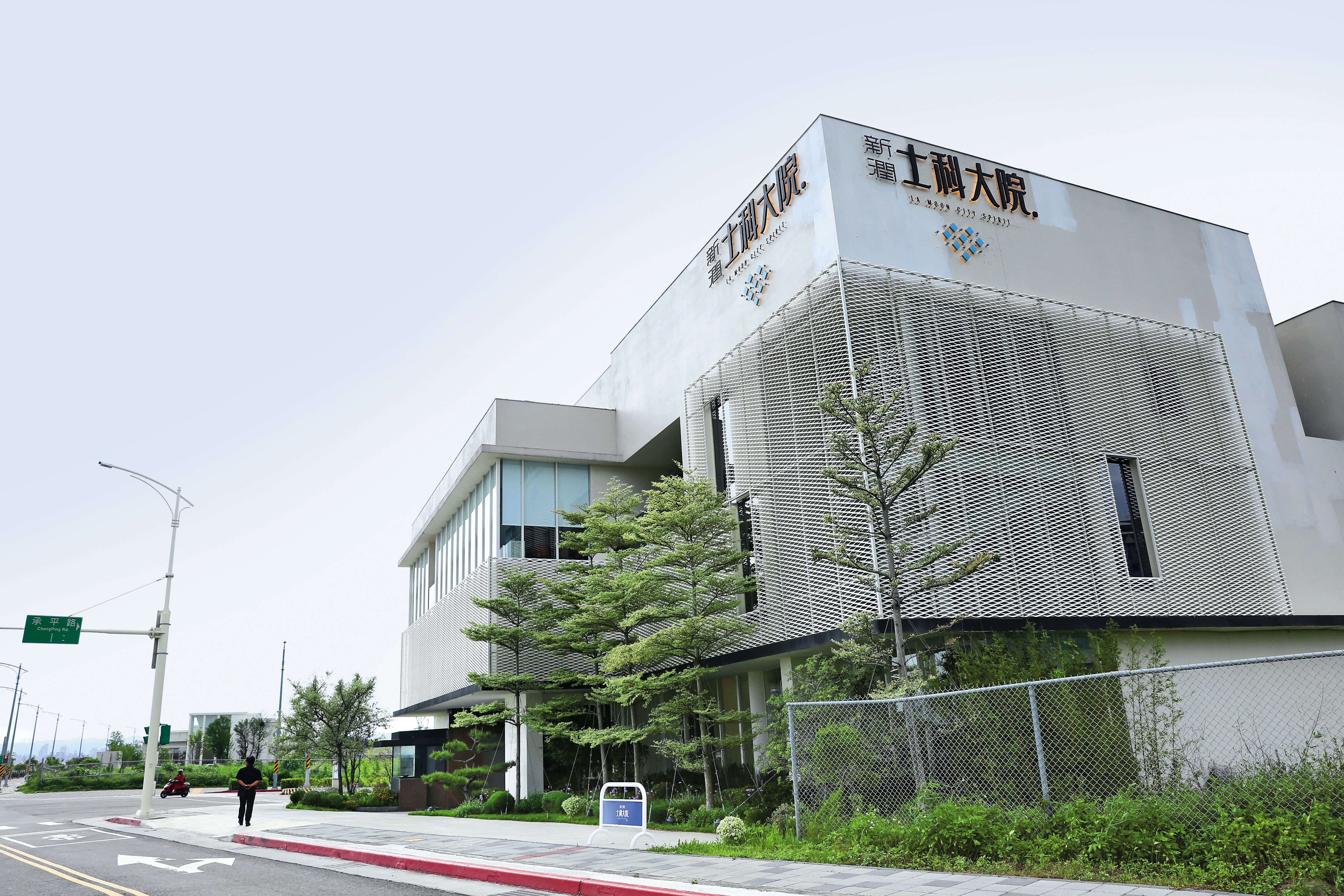 士科大院透露除在地自住客外，近日外地置產客也紛紛上門看房。